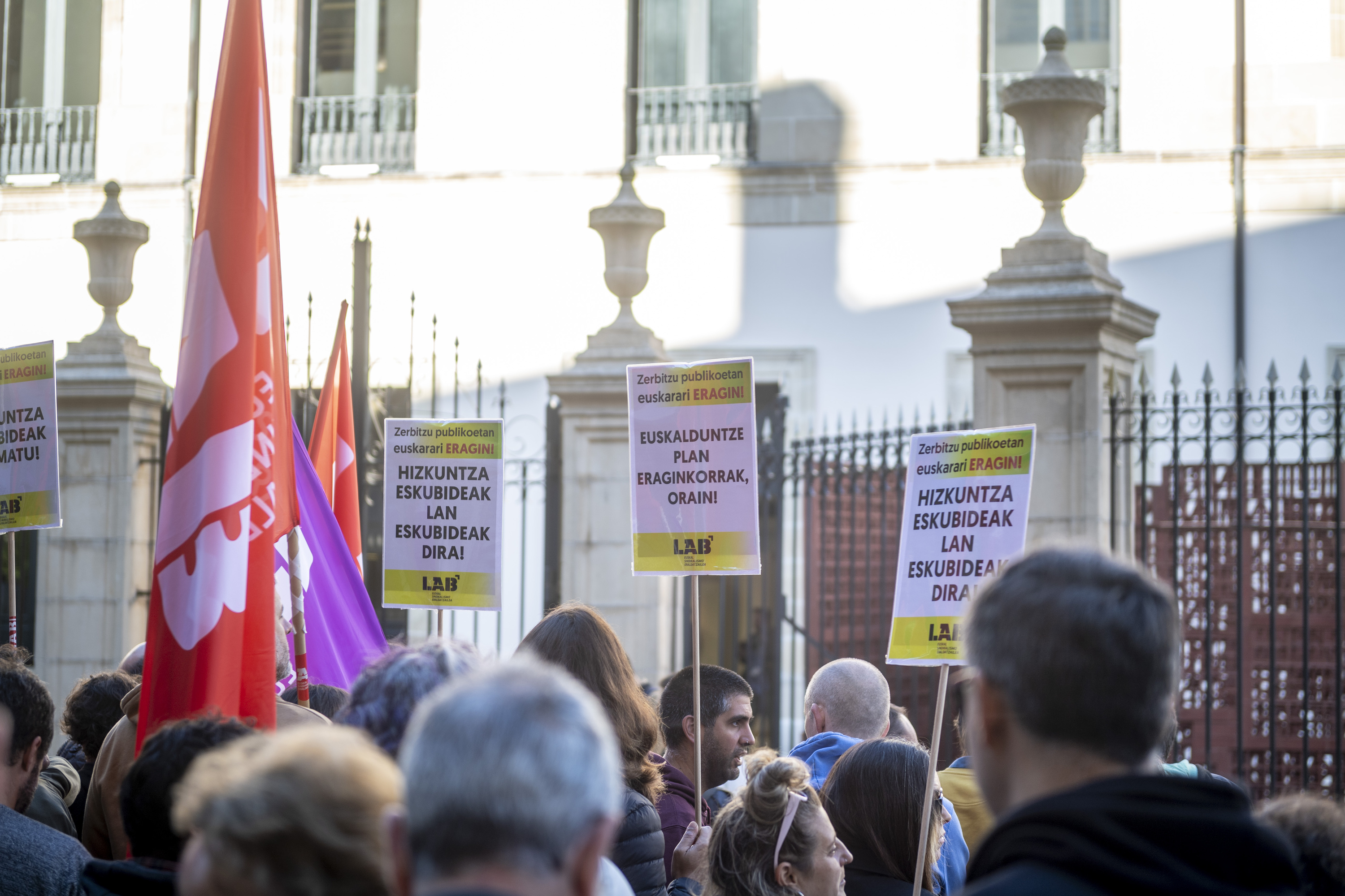 LABen protesta Eusko Legebiltzarraren aurrean. JAIZKI FONTANEDA / FOKU