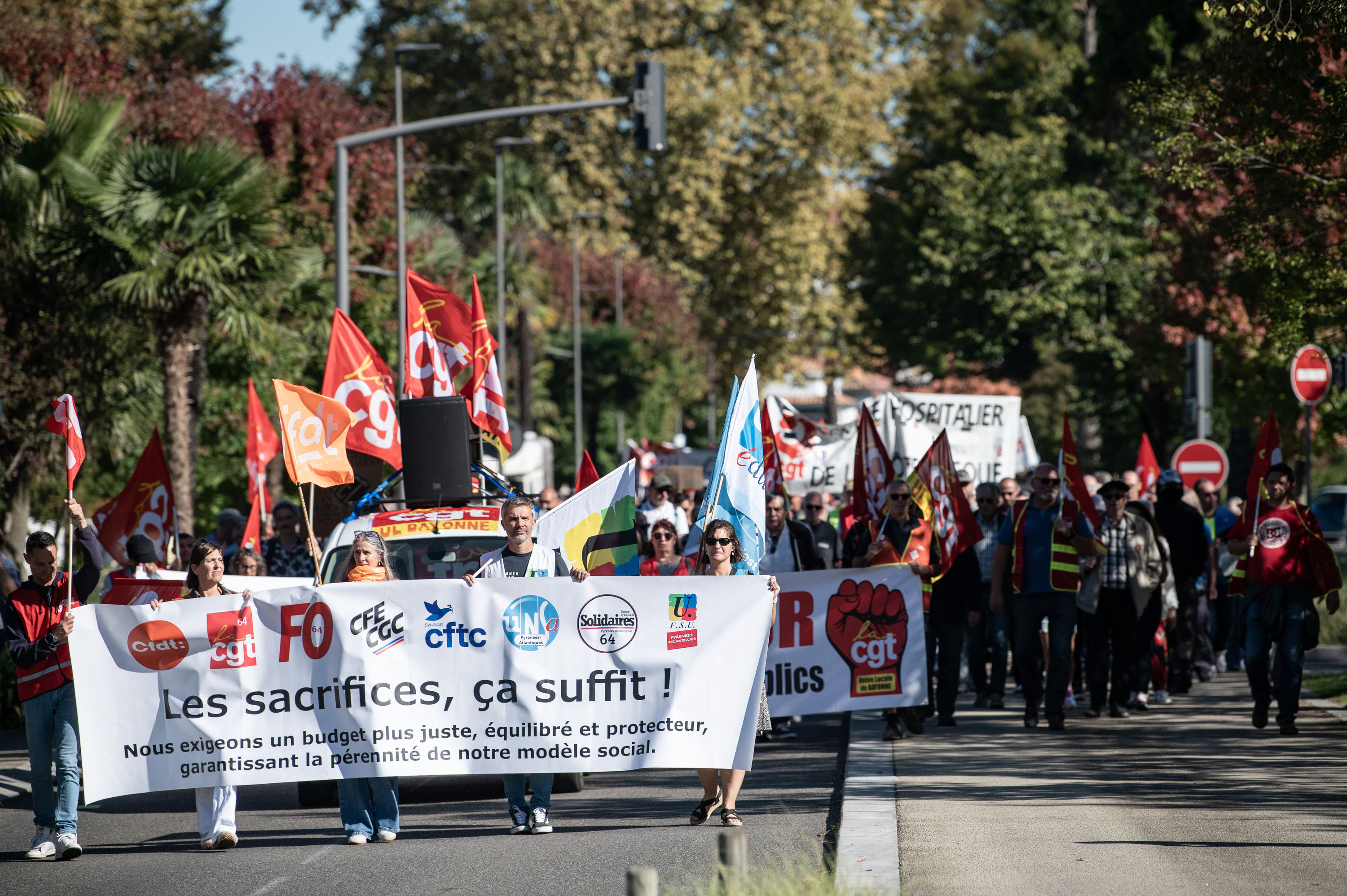 Intersindikalaren banderola, gaur goizeko manifestazioan, Baionan. PATXI BELTZAIZ