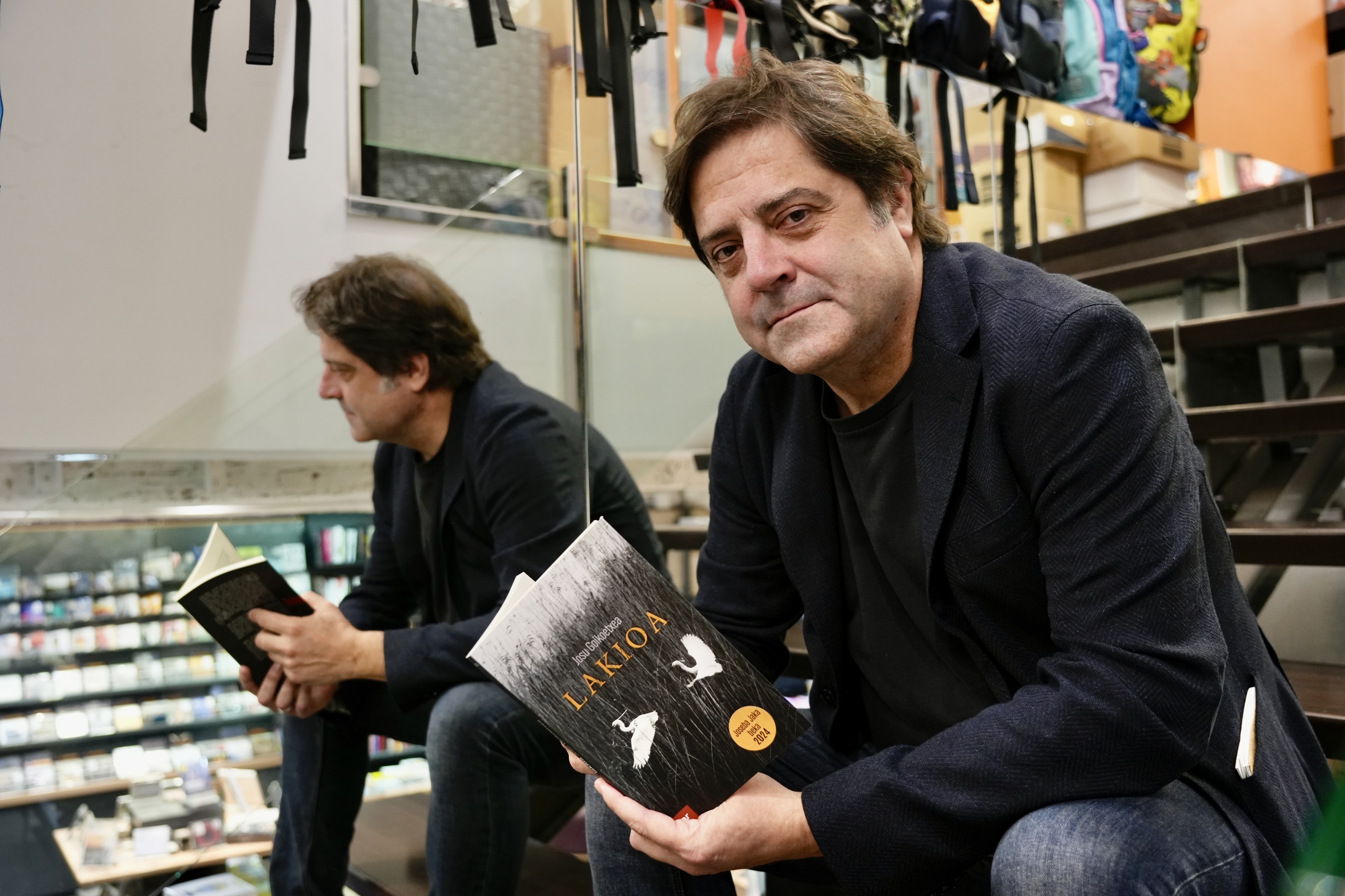 Josu Goikoetxea, gaur, Donostiako Elkar dendan, aurkezpenaren ondoren. ANDONI CANELLADA / FOKU