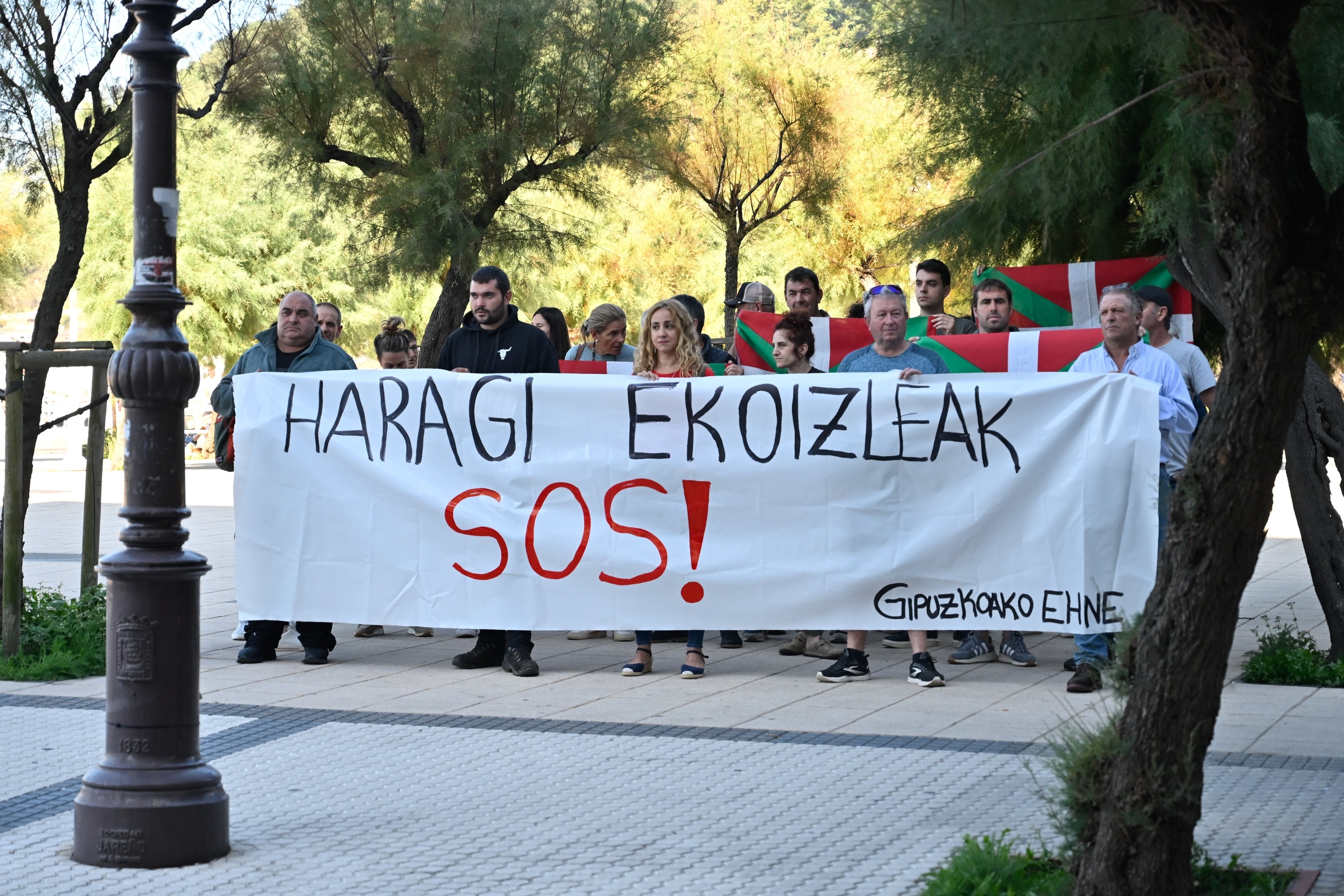 Gipuzkoako EHNEko kideak gaur goizean, Eusko Jaurlaritzaren egoitzaren parean. GORKA RUBIO / FOKU