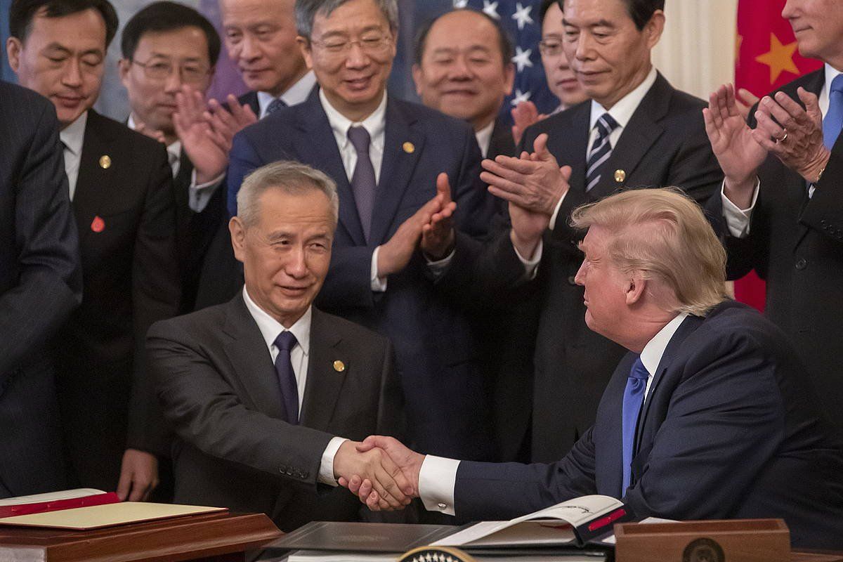 Liu He Txinako presidenteordea eta Donald Trump AEBetako presidentea, Etxe Zurian. ERIK S. LESSER (EFE)