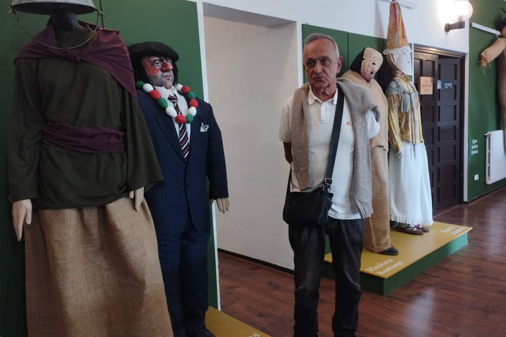 (ID_17594241691285) (/EZEZAGUNA) Joxe Austin Arrieta, Lazarraga kultur etxean, Zalduondoko (Araba) ihauterietako pertsonaien aurrean, 202...