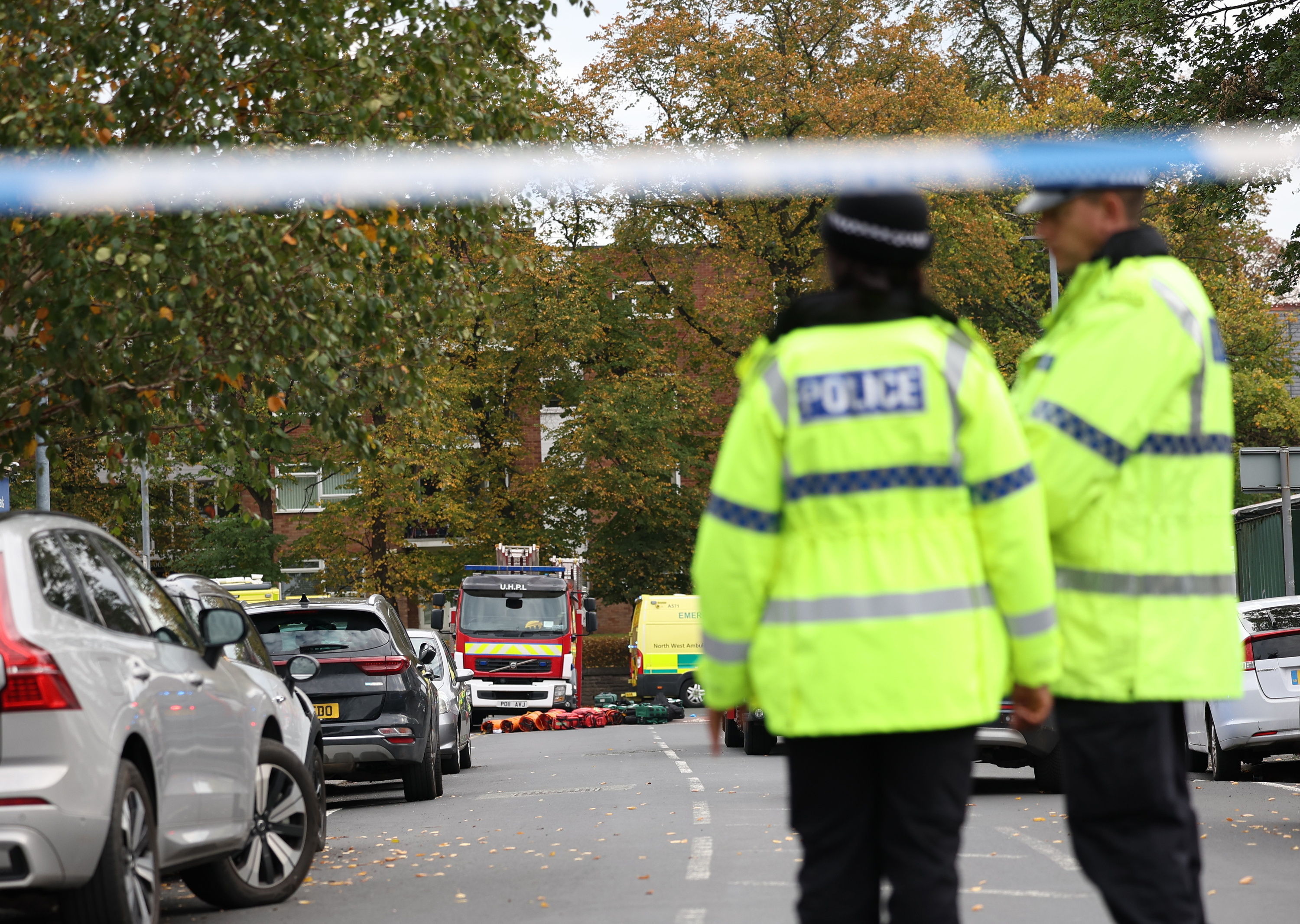 Polizia, erasoa izandako gunearen inguruan, atzo, Manchesterren (Erresuma Batua). ADAM VAUGHAN / EFE