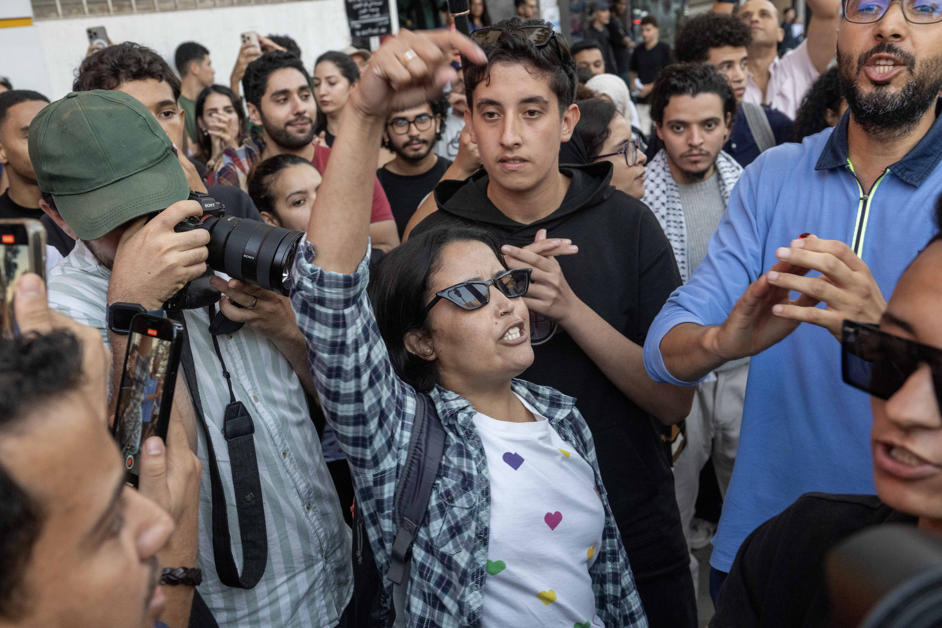 Marokoko gazteek antolatutako protesta bat Rabat hiriburuan, atzo. JALAL MORCHIDI / EFE