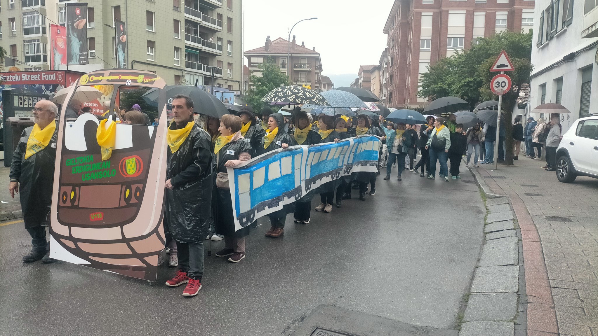 Metroaren geltokia herrigunean eraikitzearen aldeko protesta, maiatzean, Usansolon. BERRIA
