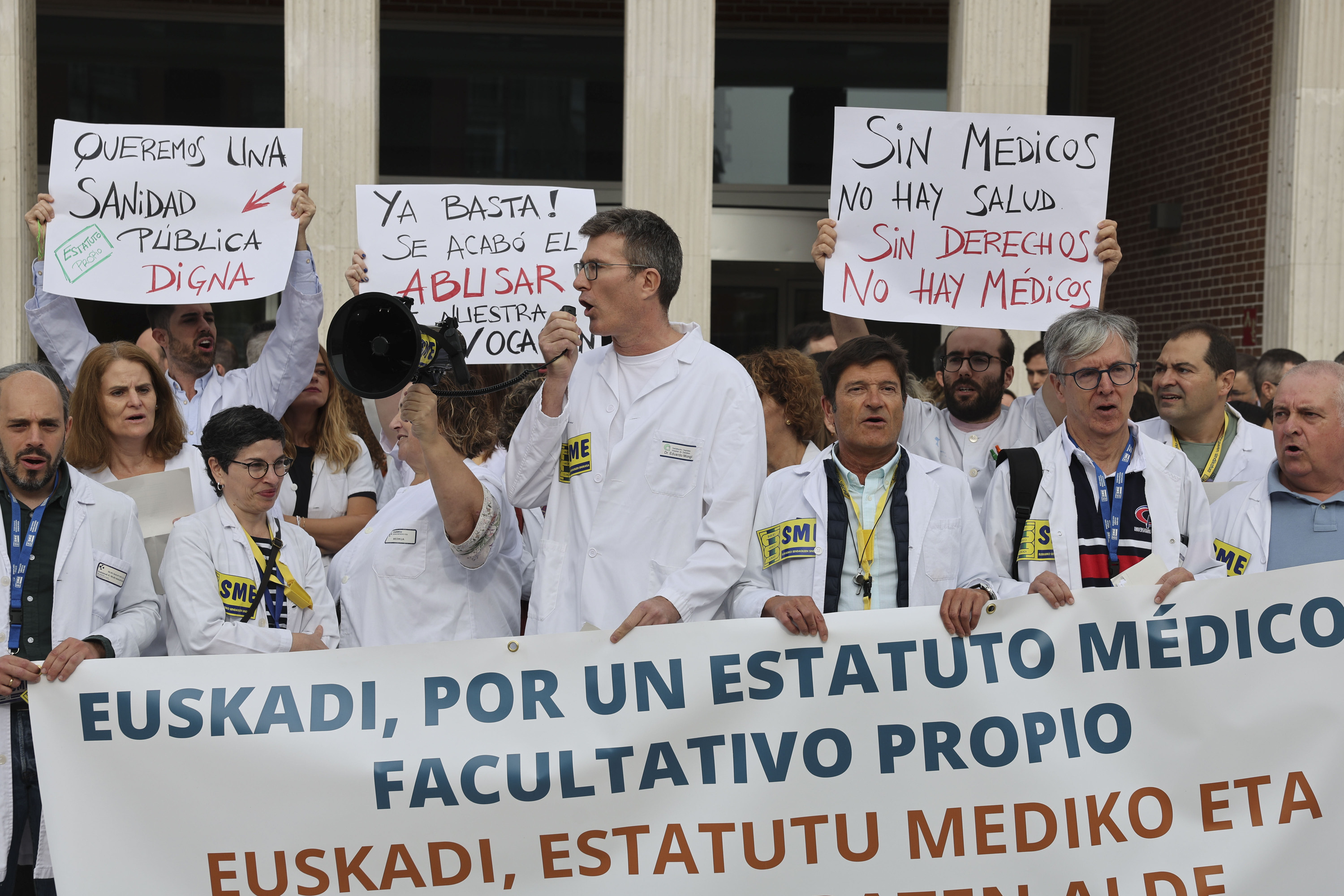 Gurutzetako Ospitalean medikuek gaur egin duten elkarretaratzea. LUIS TEJIDO / EFE