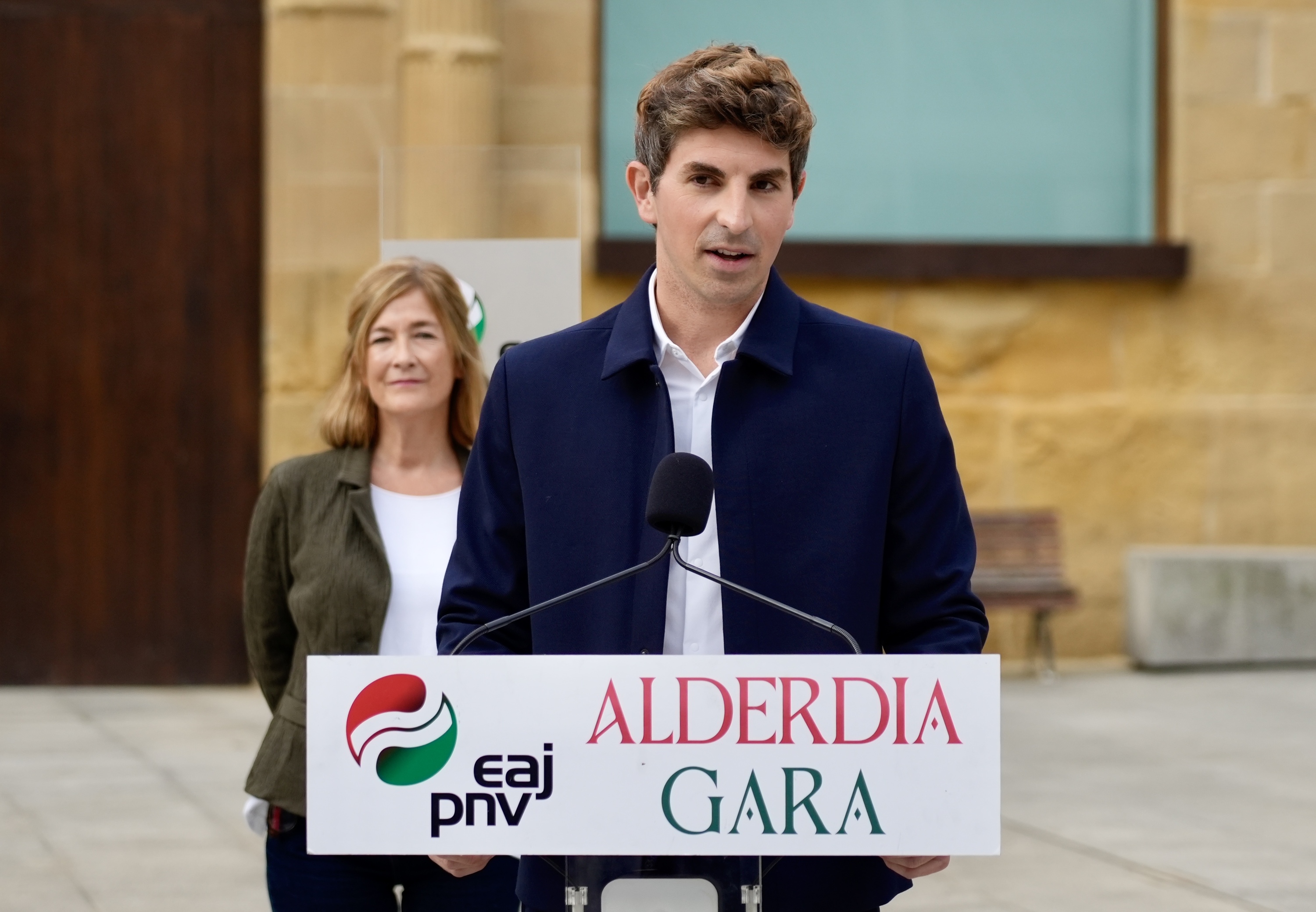 Jon Insausti Maisterrena EAJren Donostiarako alkategaia gaurko agerraldian. Atzean, Euge Arrizabalaga EAJren GBBko burua. ANDONI CANELLADA / FOKU