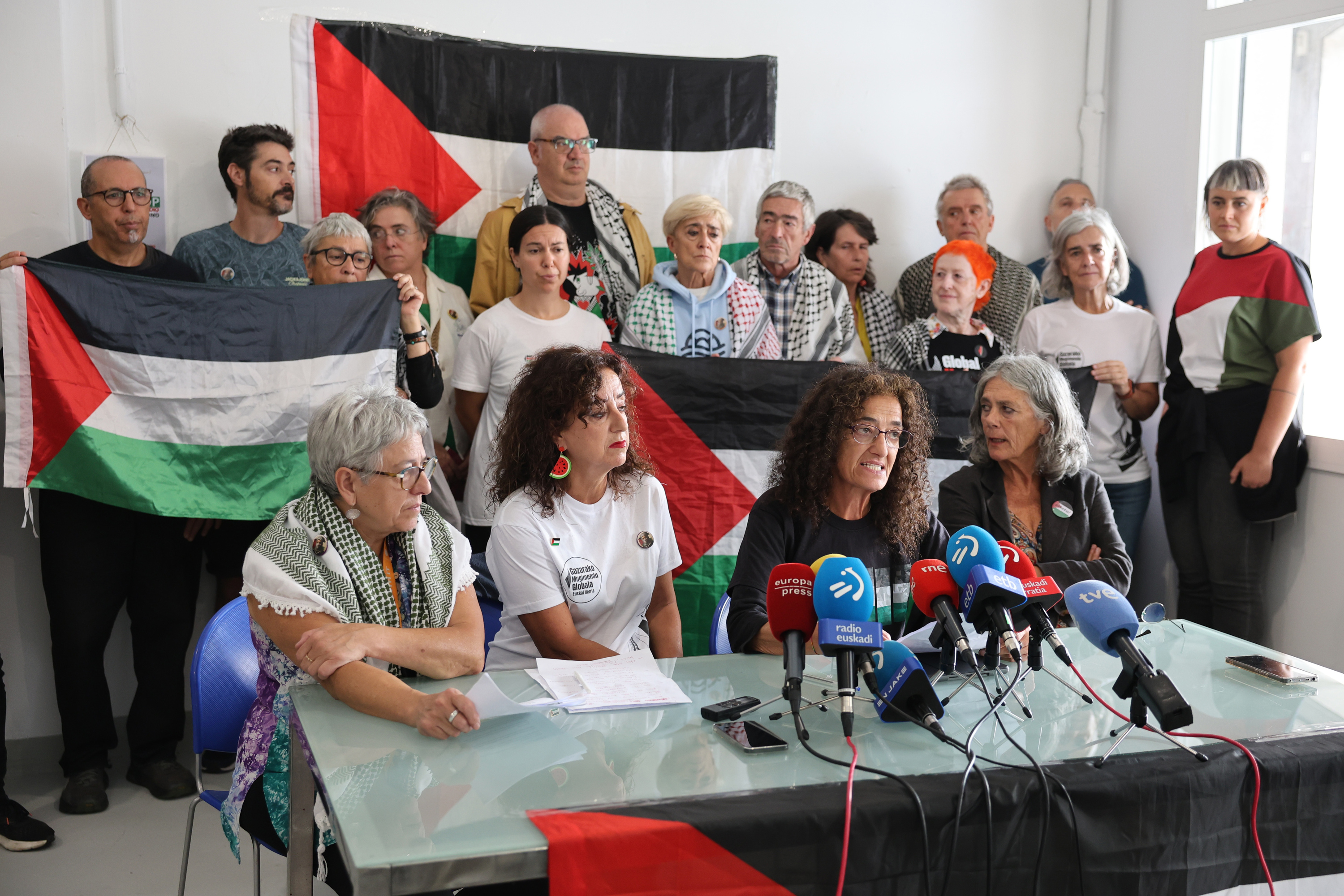 Palestinaren aldeko elkartasun mugimenduko kideak, gaur, Bilbon. OSKAR MATXIN EDESA / FOKU