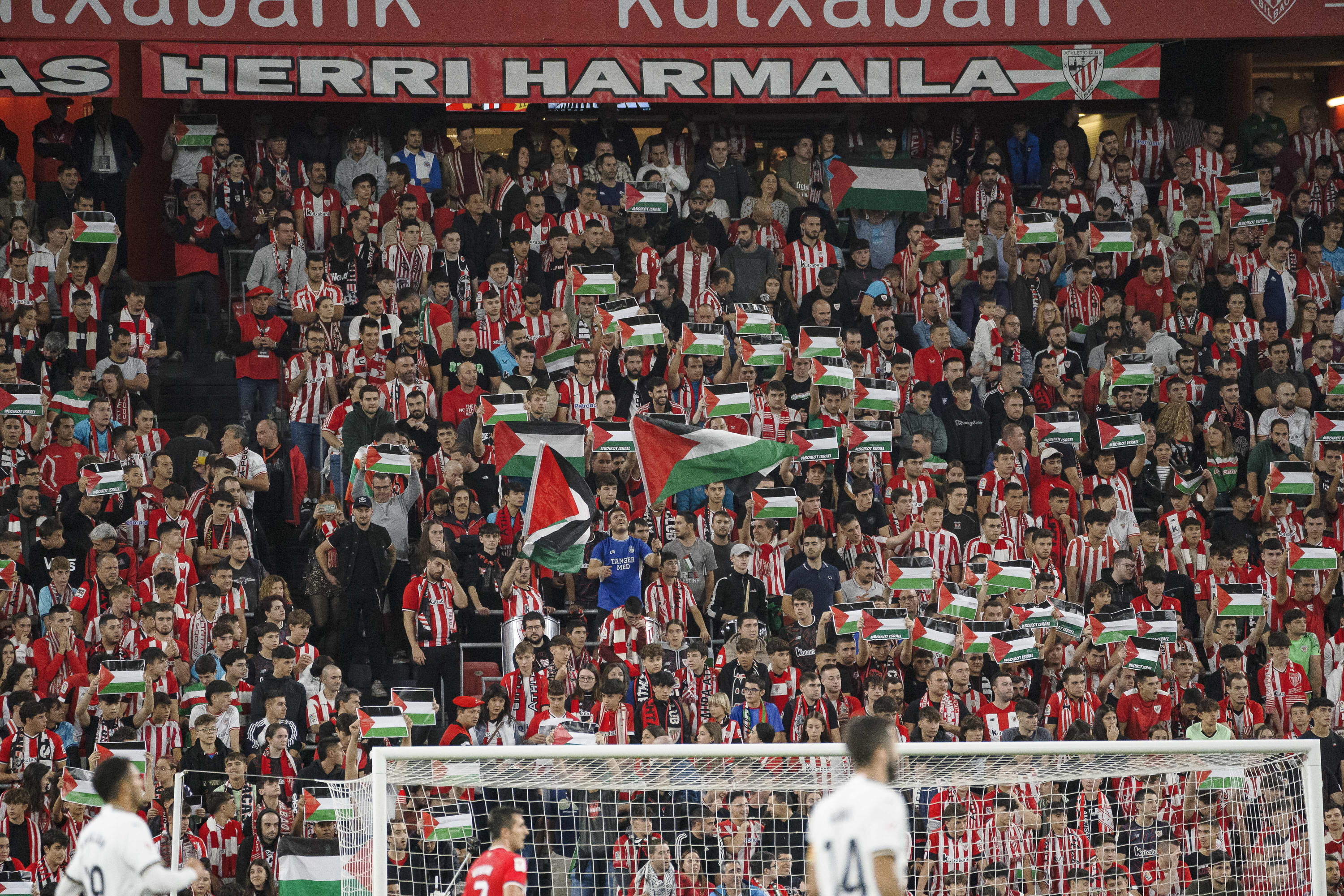 Athleticen zaleak Palestinako banderak eskuetan dituztela, 2023-2024 sasoiko partida batean. ARITZ LOIOLA / FOKU