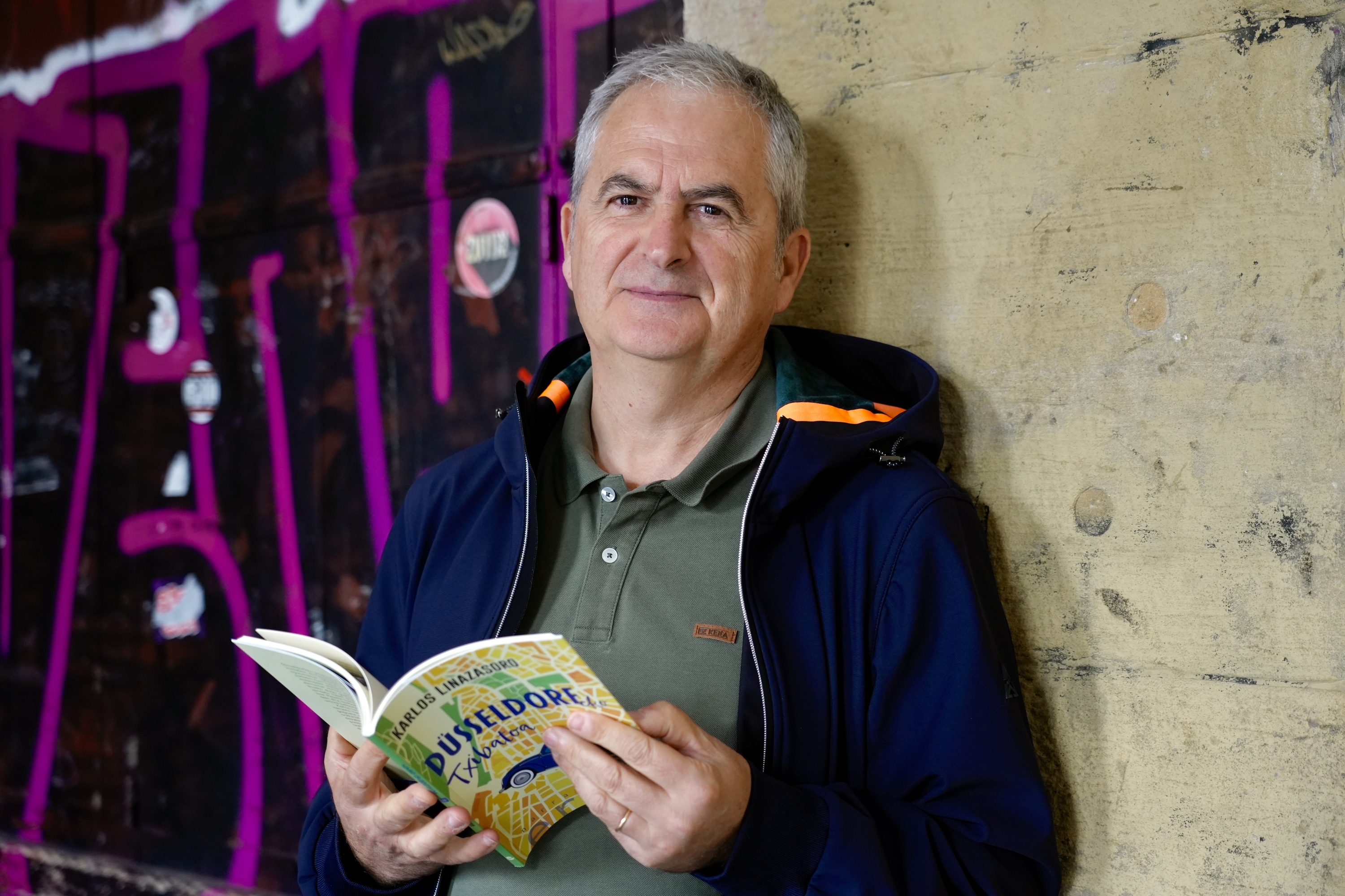 Karlos Linazasoro 'Dusseldorfeko txibatoa' liburuaren aurkezpenean, gaur, Donostian. ANDONI CANELLADA / FOKU