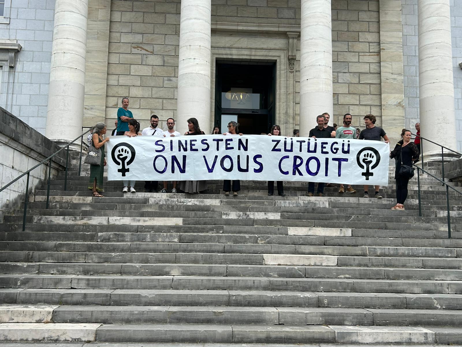  Elkarretaratze feminista bat Paueko auzitegiaren aitzinean, artxiboko irudi batean. NINA MERLE