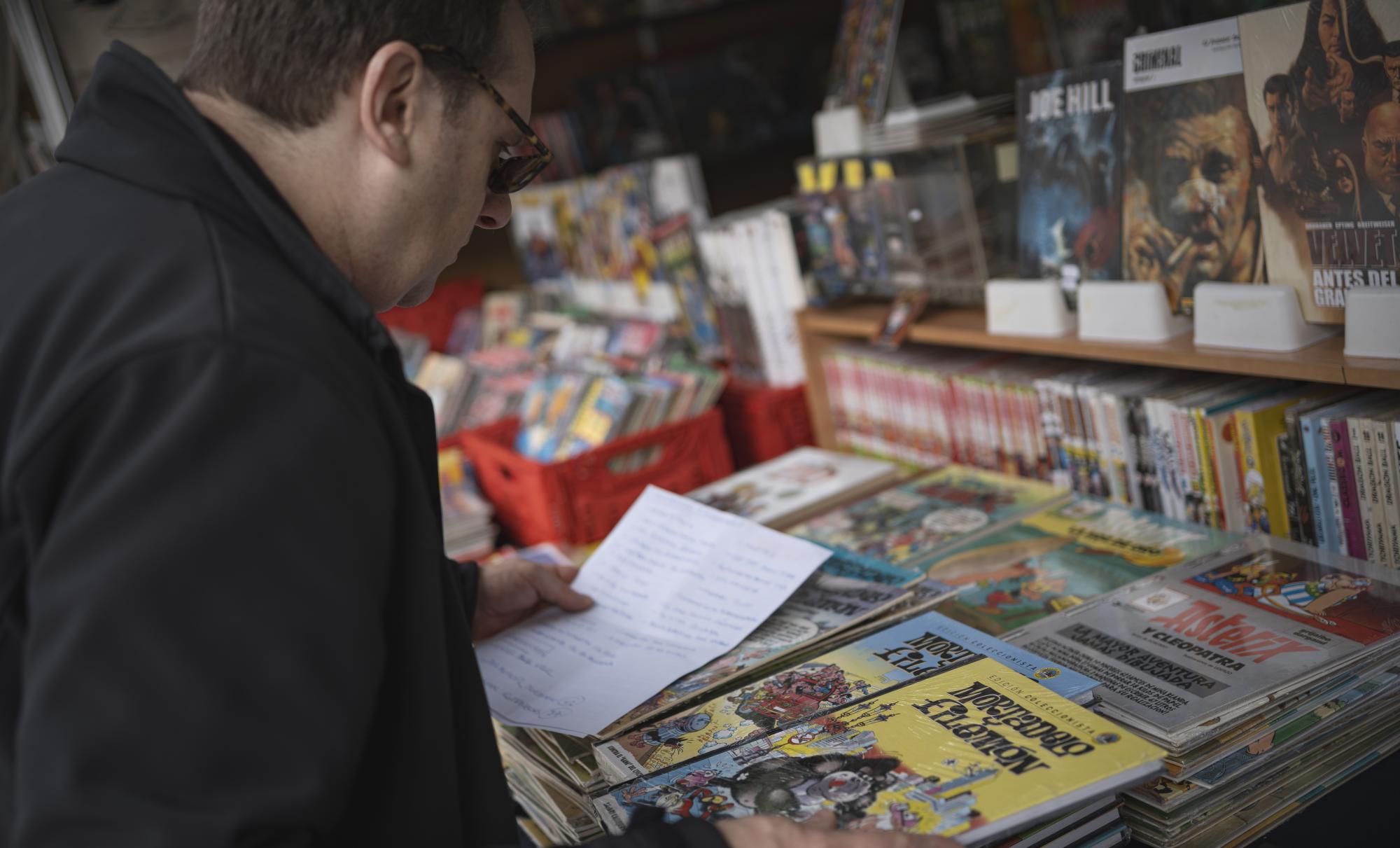 Gizon bat komikiak hautatzen, gaur, Getxoko Komiki Azokan. ARITZ LOIOLA / FOKU