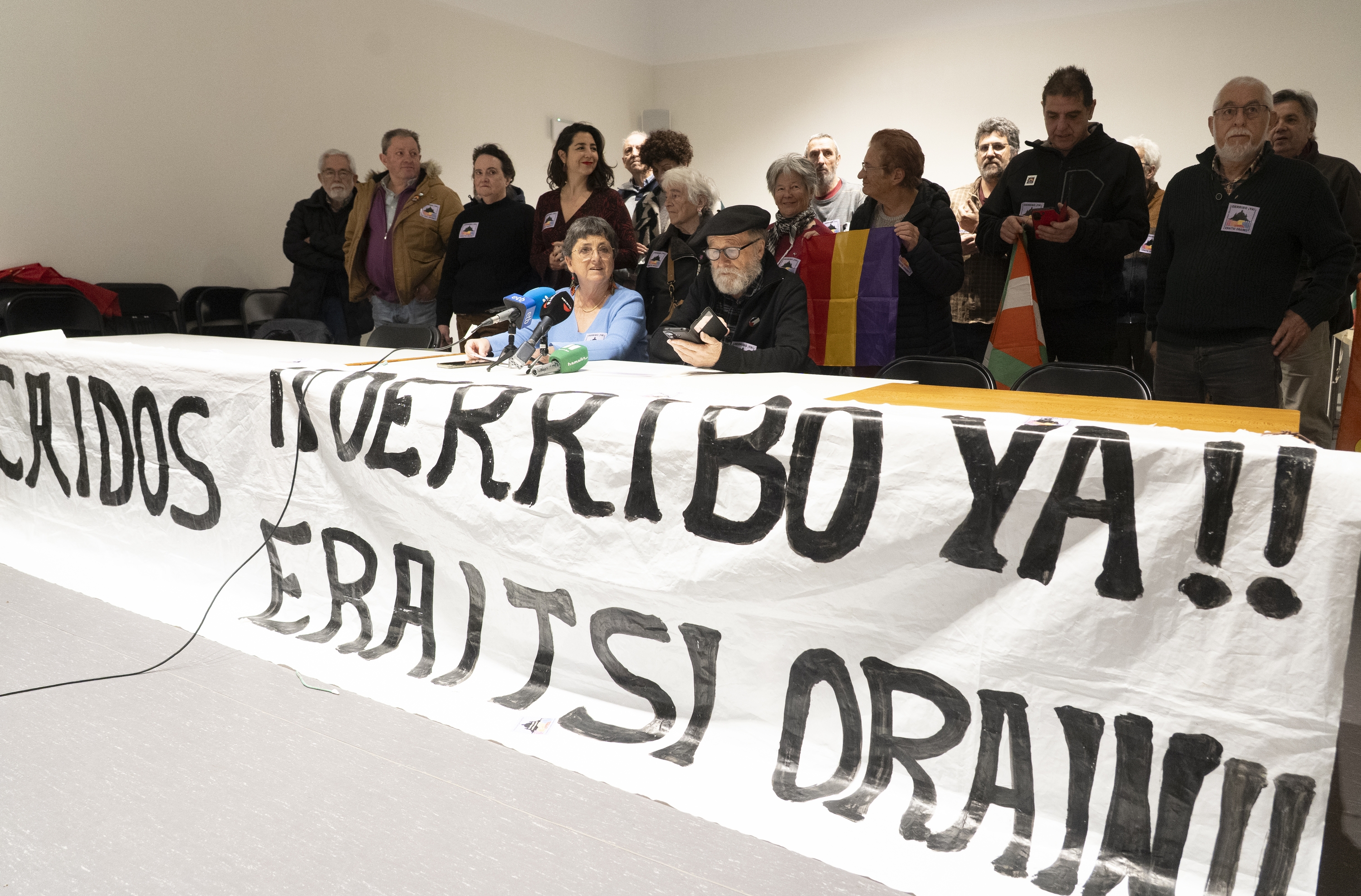 Erorien Monumentua bota dezatela eskatzeko agerraldia egin zuten zenbait elkarte memorialistak. JAGOBA MANTEROLA / FOKU