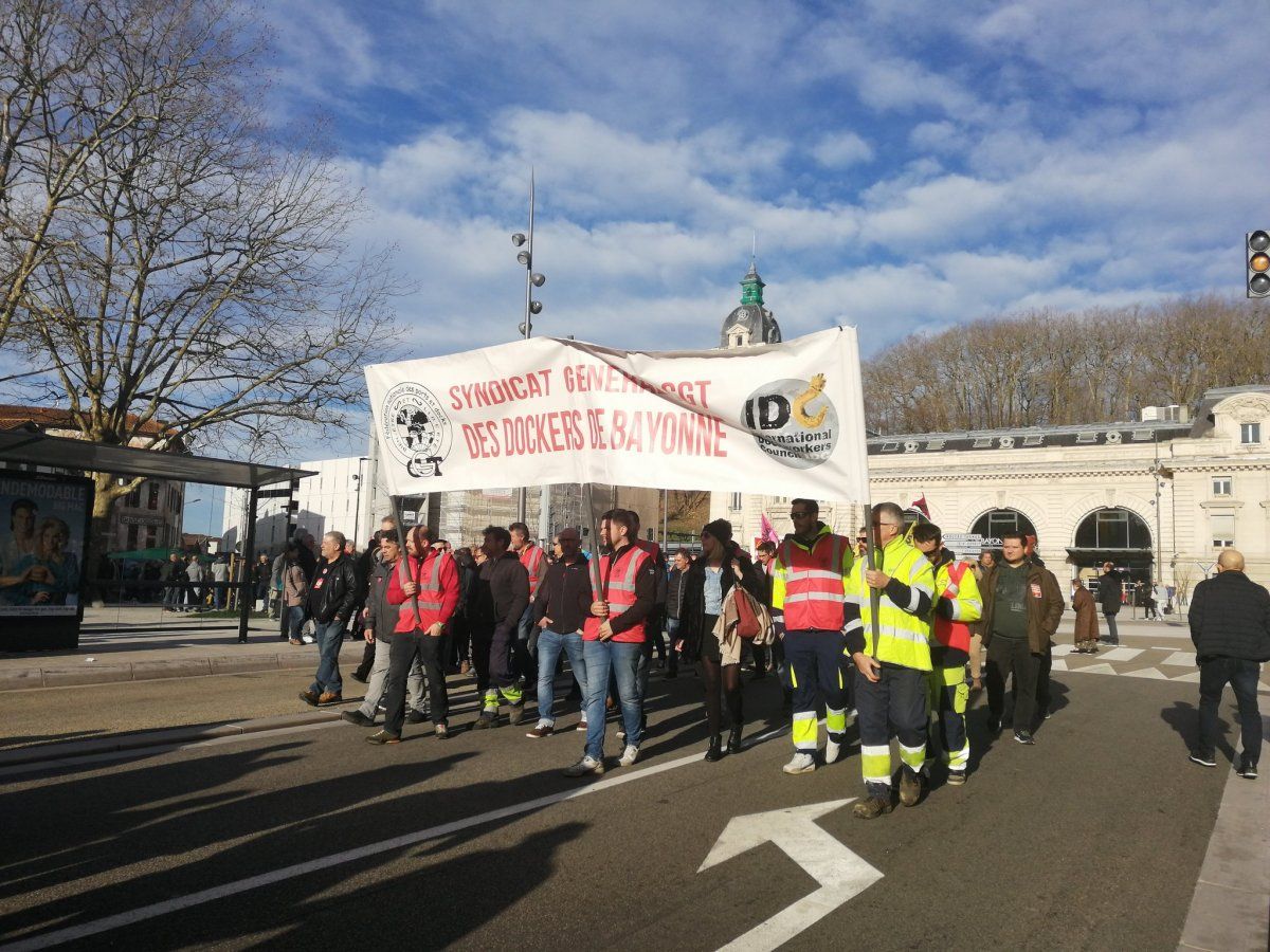 Baionako portuko langileak, goiz honetako manifestazioan. BERRIA