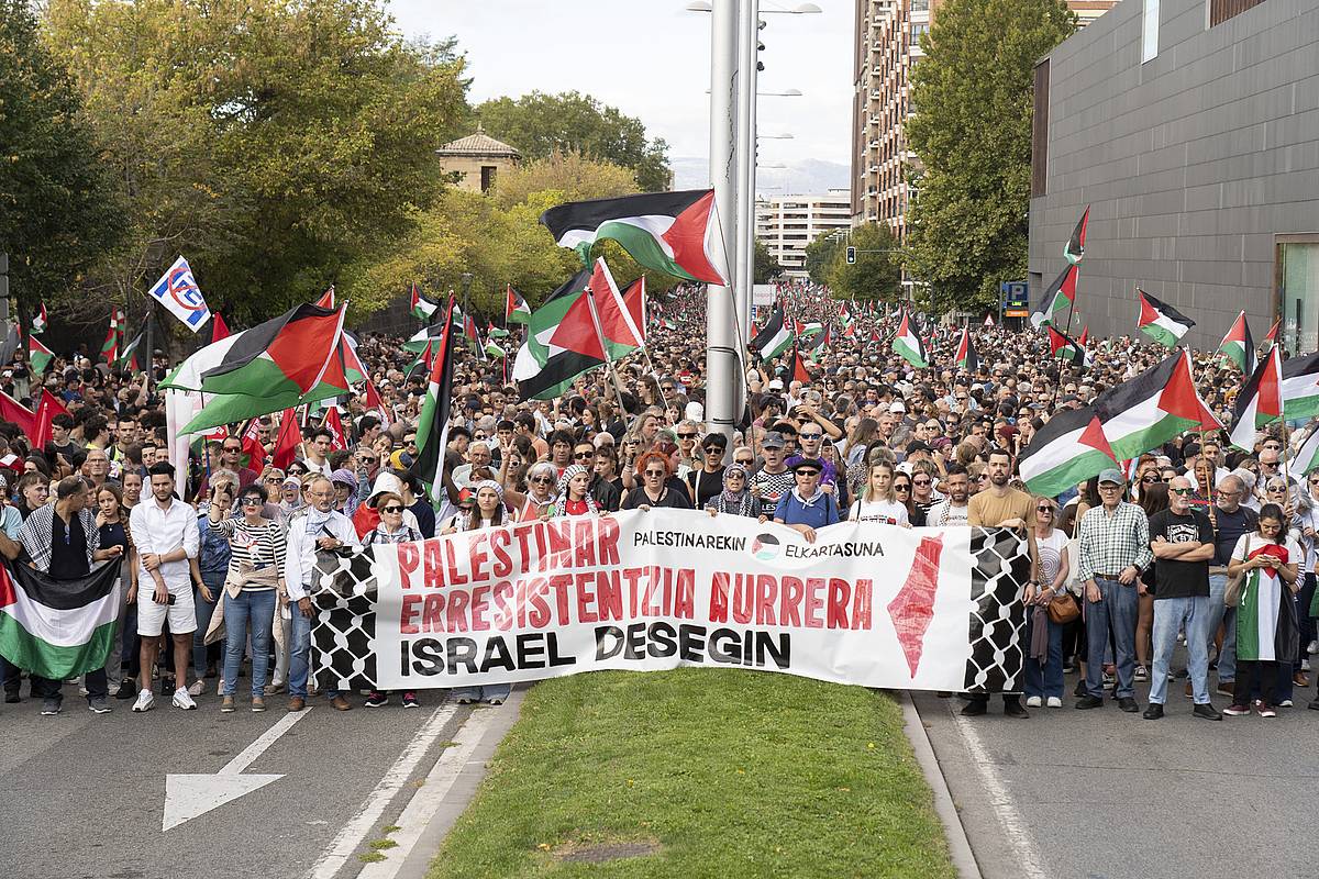 Palestinarekin Elkartasuna taldeak deituta, manifestazioa egin dute gaur Iruñean, eta milaka lagun bildu dira. IÑIGO URIZ / FOKU