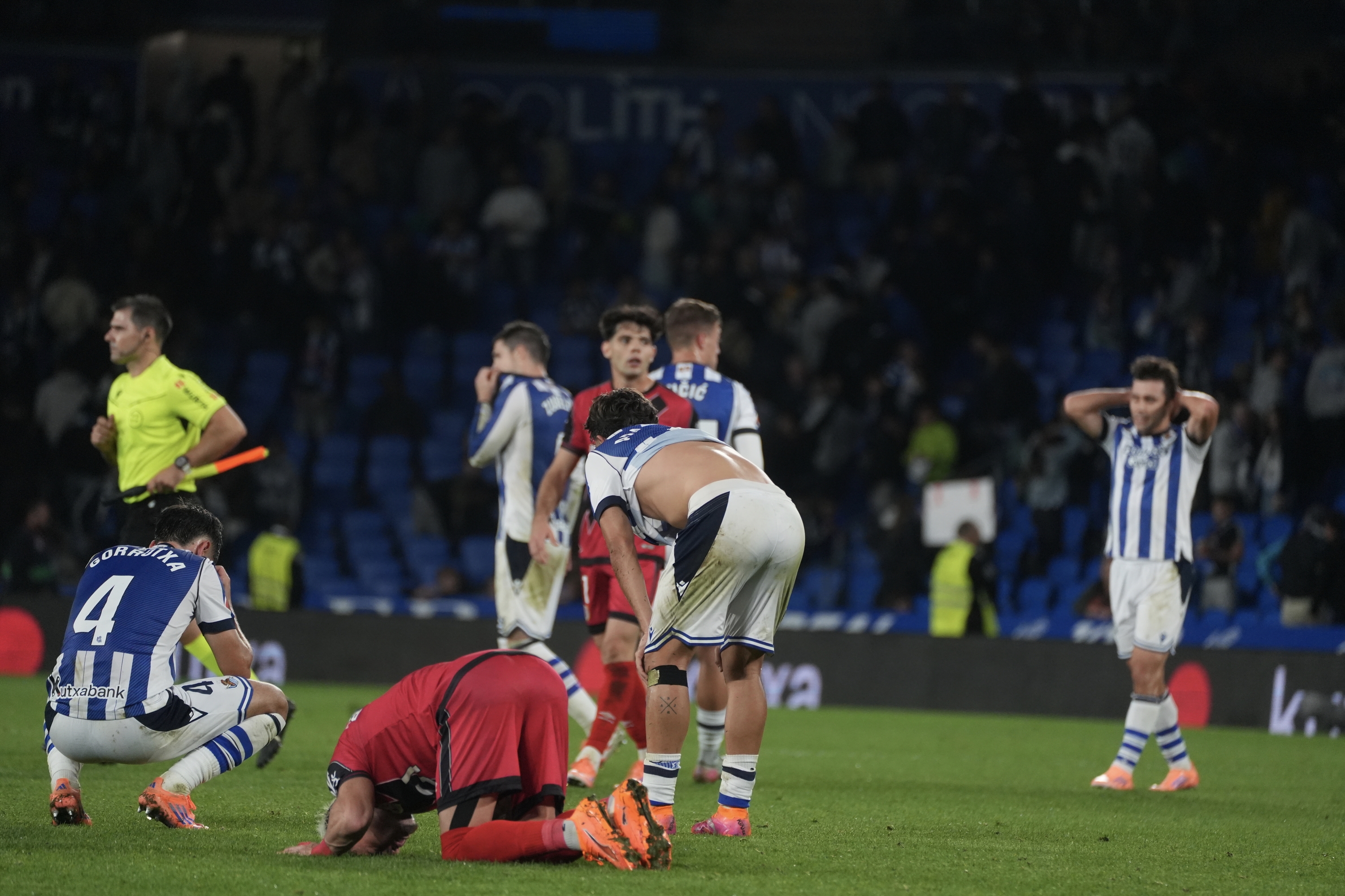 Realeko jokalariak lur jota, gaur, partida amaitu berritan. JON URBE / FOKU