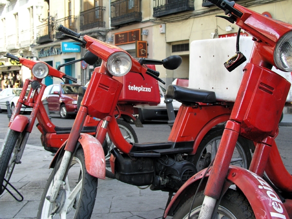 Telepizzaren motorrak. BERRIA