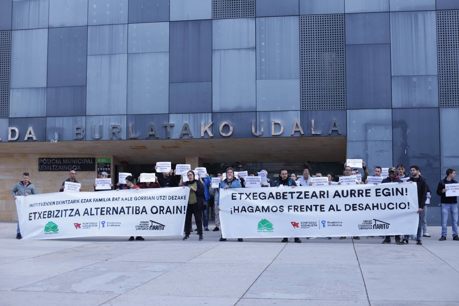 PAH Hipotekak Kalte Eginikoen Berriozarko Plataformaren, Harituren eta Etxebizitza Sindikatu Sozialistaren protesta, Burlatako udaletxearen aurrean, familia baten etxegabetzea salatzeko.