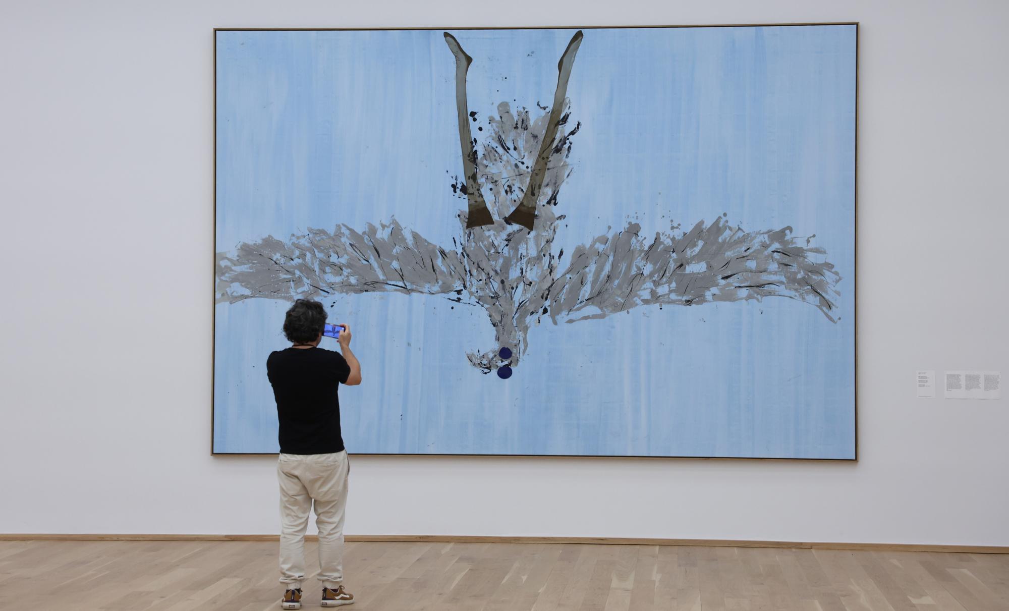 Georg Baselitzen artelan bat, gaur, Bilboko Arte Ederren Museoaren 1970eko eraikinean. Baselitzek buruz behera pintatzen ditu figurak. OSKAR MATXIN EDESA / FOKU