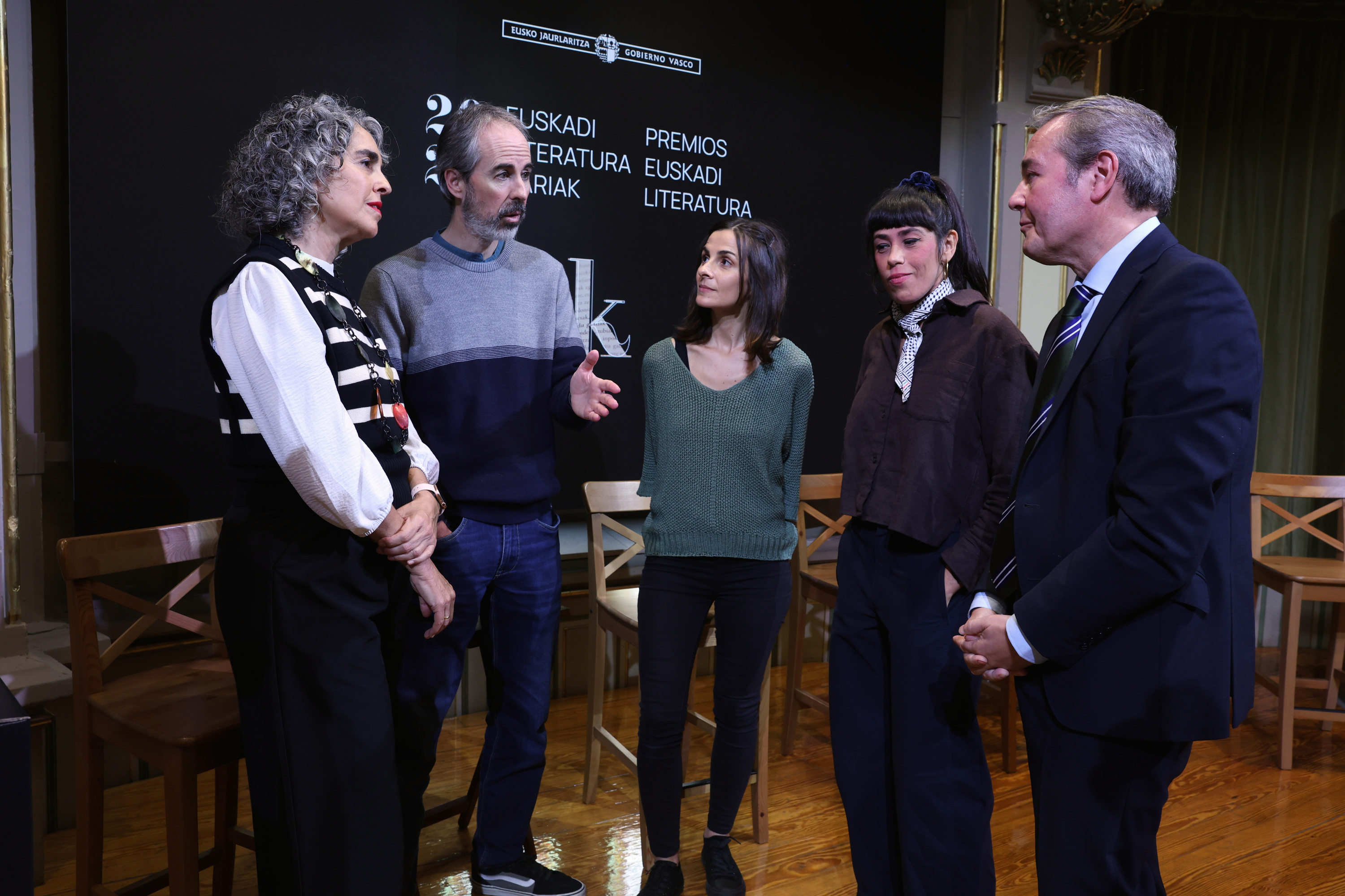 Eusko Jaurlaritzkao ordezkariak eta 2025eko Euskadi Saria irabazi duten egileak, gaur, Bilboko Bidebarrieta liburutegian. OSKAR MATXIN EDESA / FOKU