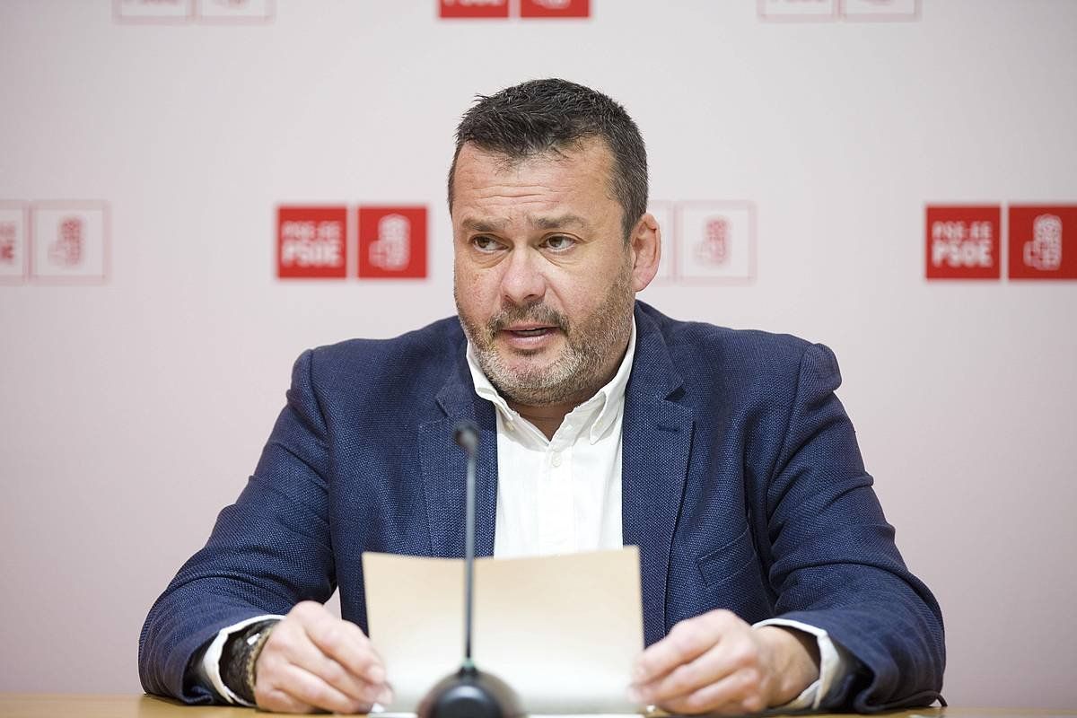 Martinezek galderarik gabeko prentsaurreko batean adierazi du kargua utziko duela. DAVID AGUILAR / EFE