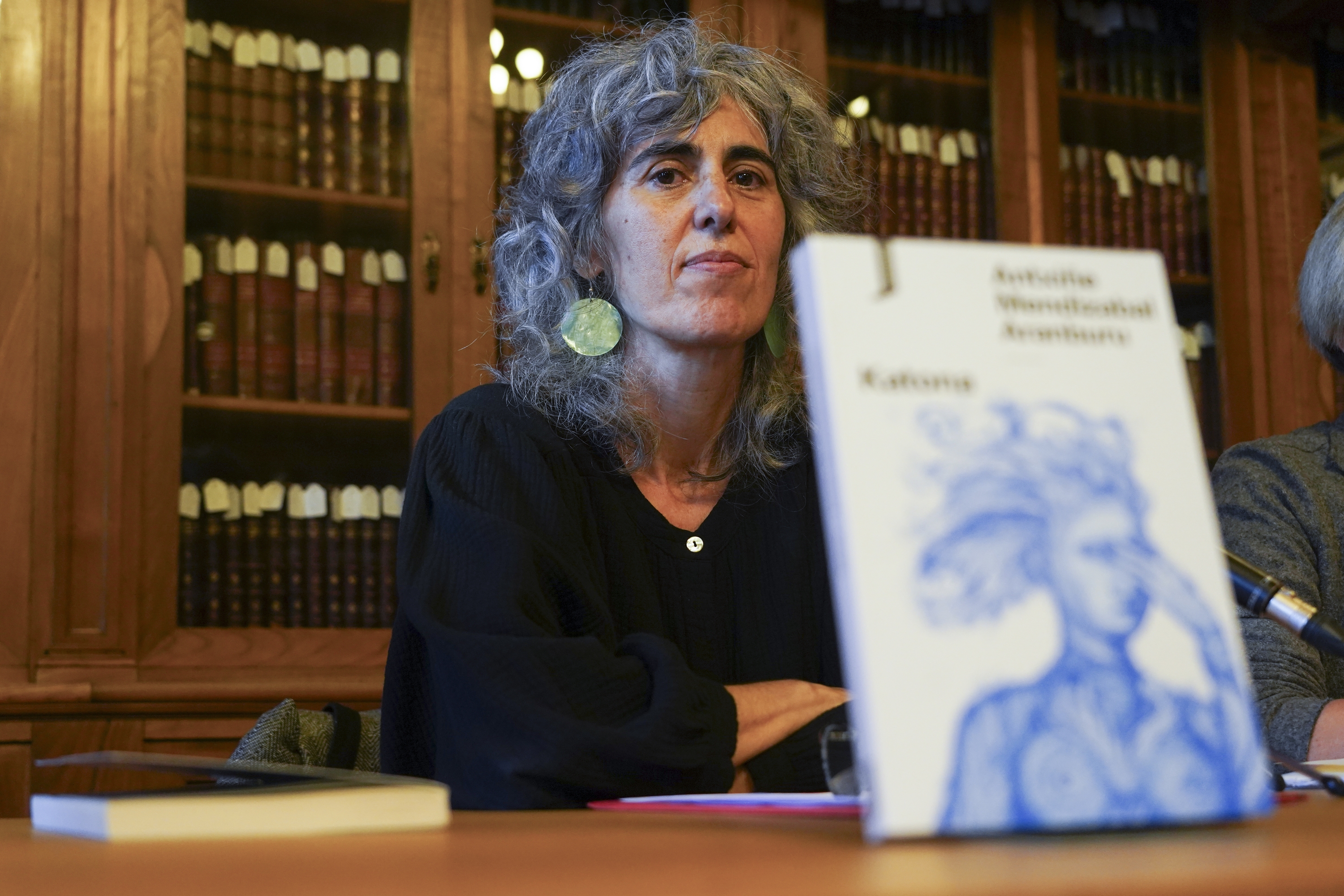 Antxiñe Mendizabal, 'Katona' eleberriaren ale bat mahai gainean duela, gaur, Donostian. JAGOBA MANTEROLA / FOKU