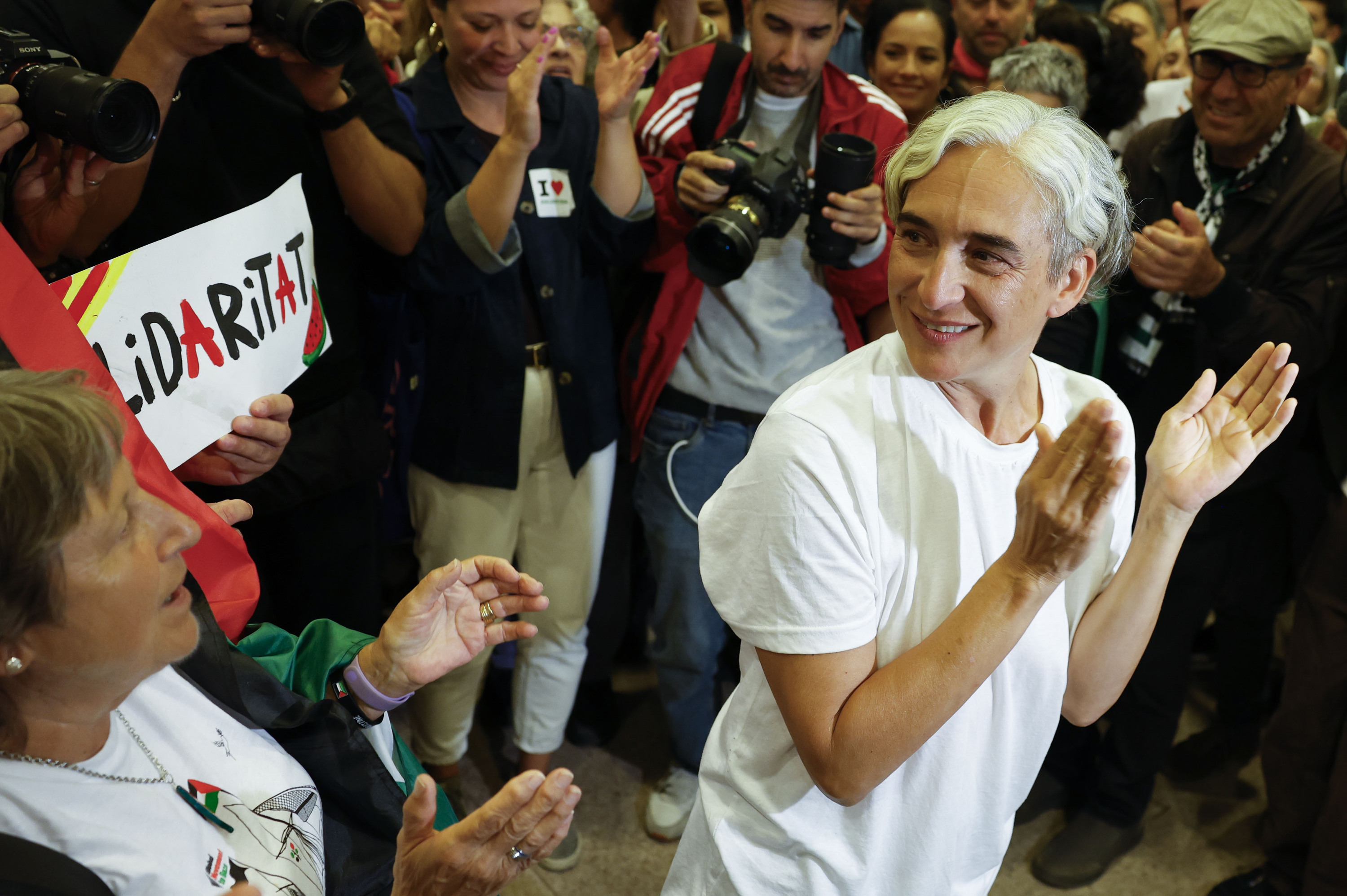 Ada Colau, bart, Bartzelonako aireportura iritsi berritan. TONI ALBIR / EFE