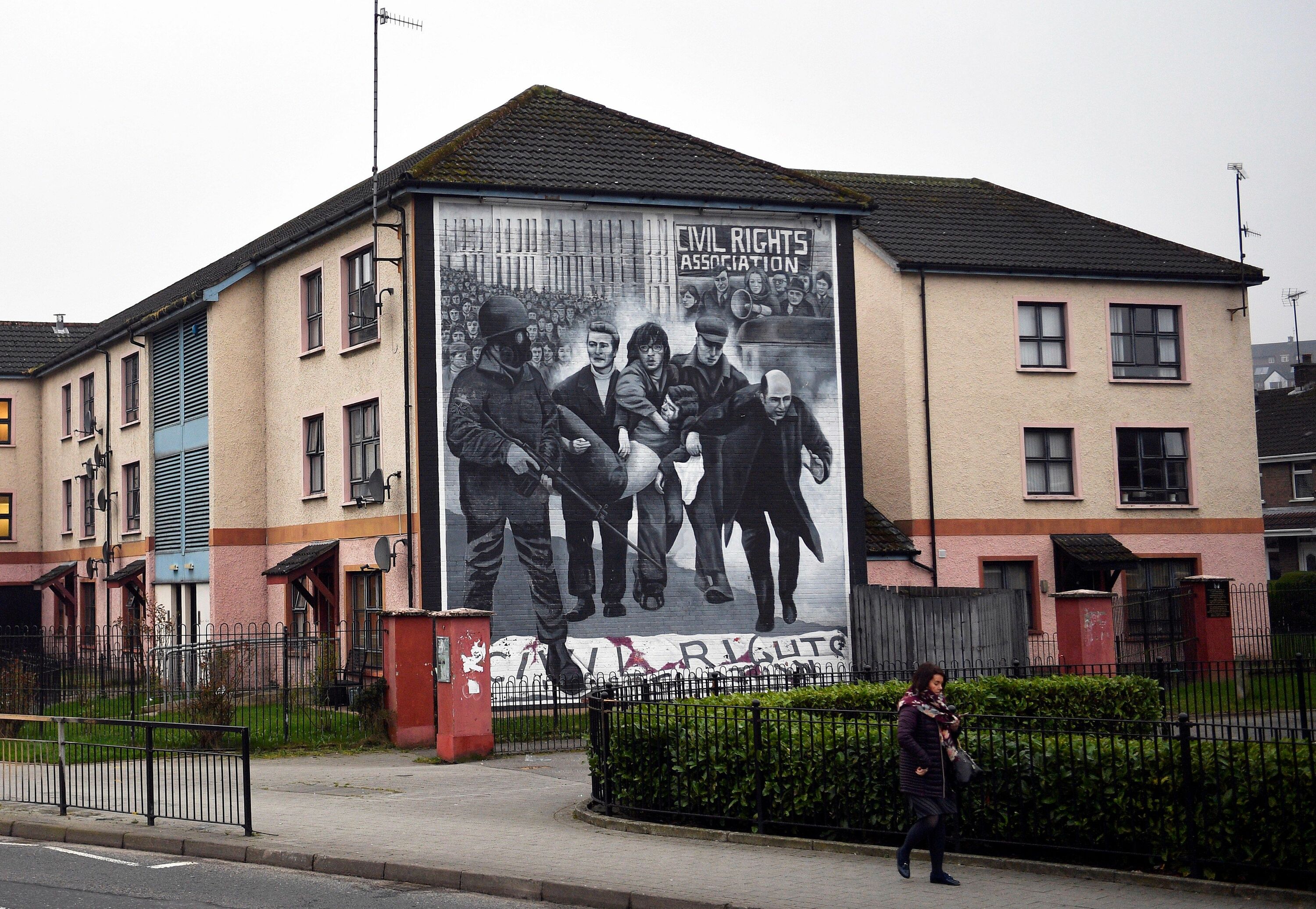 'Bloody Sunday' deitutako sarraskia gogoratzen duen mural bat, Derryn. NEILL HALL / EFE