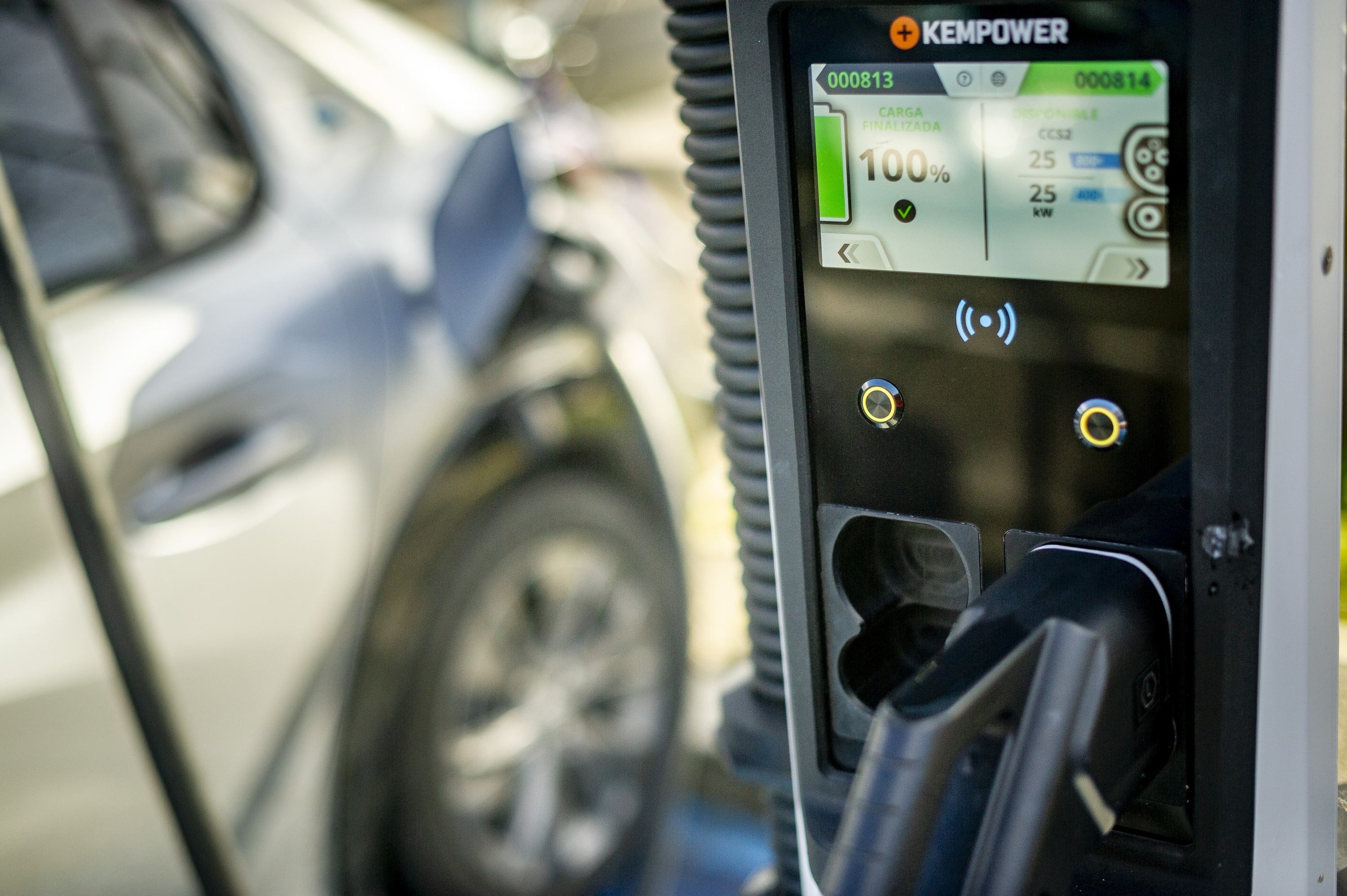 Auto elektrifikatu bat kargaleku batean. JAIZKI FONTANEDA / FOKU