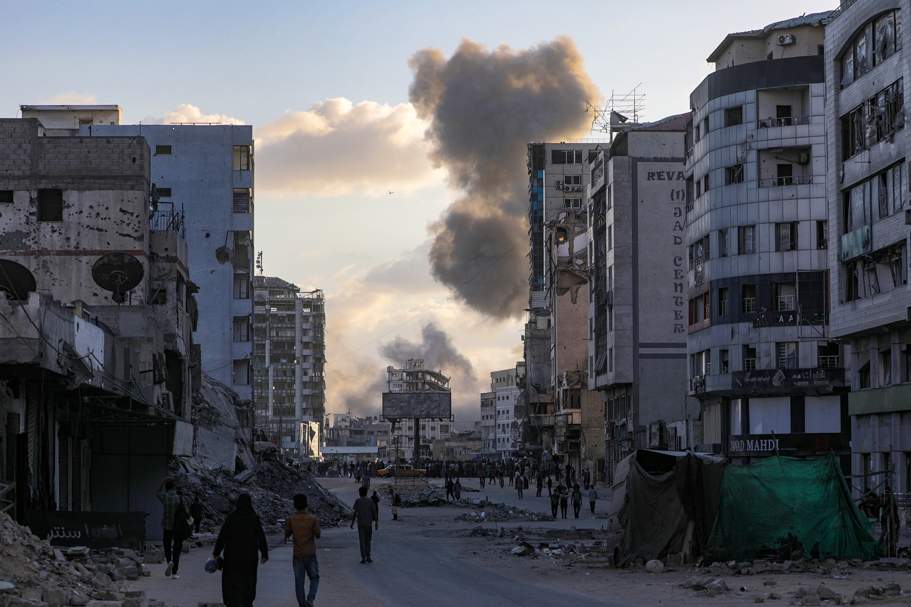 Palestinarrak Gaza hirian, atzo. MOHAMMED SABER / EFE