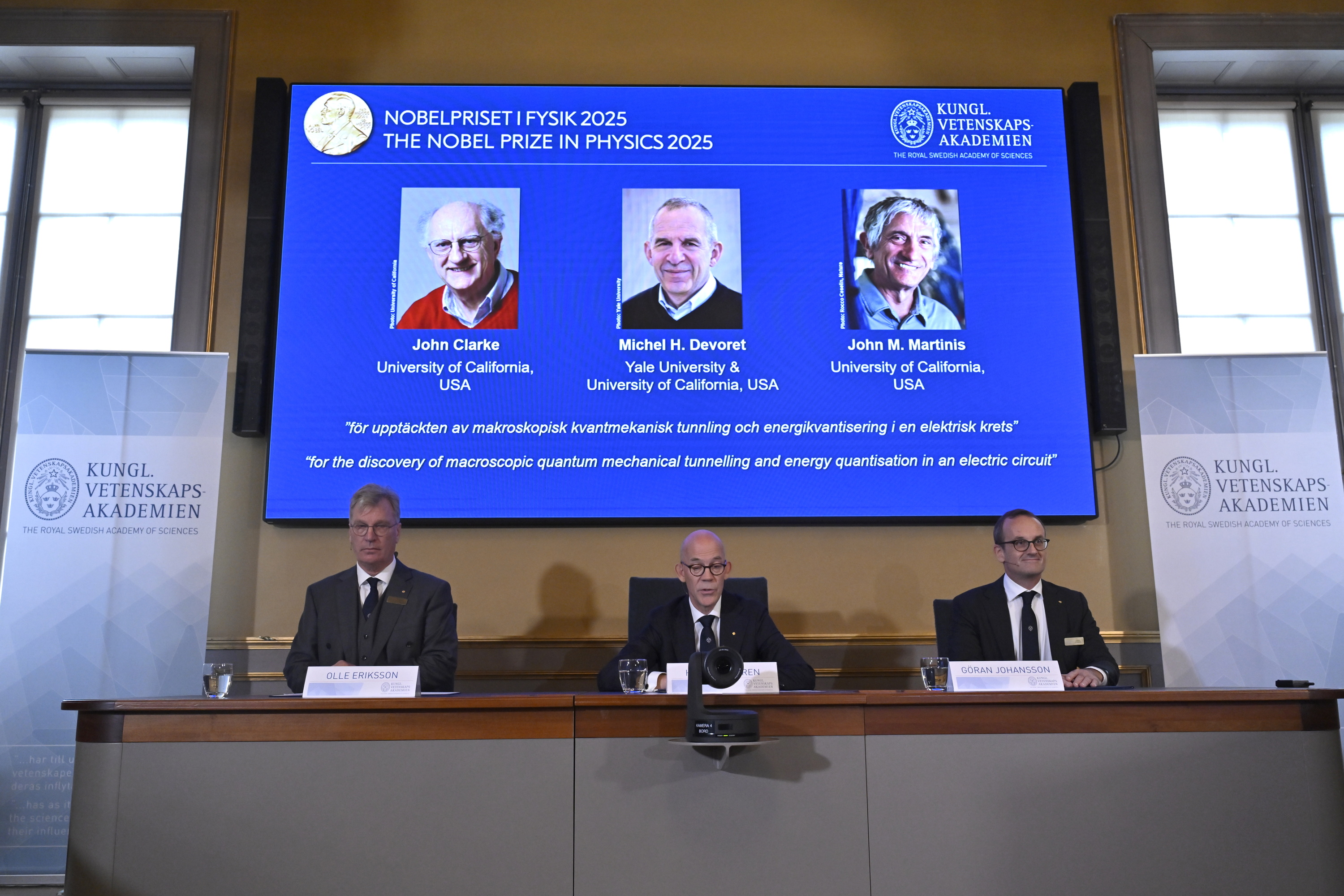 Fisikako Nobel saridunen argazkiak, pantailan. CHRISTINE OLSSON / TT / EFE 