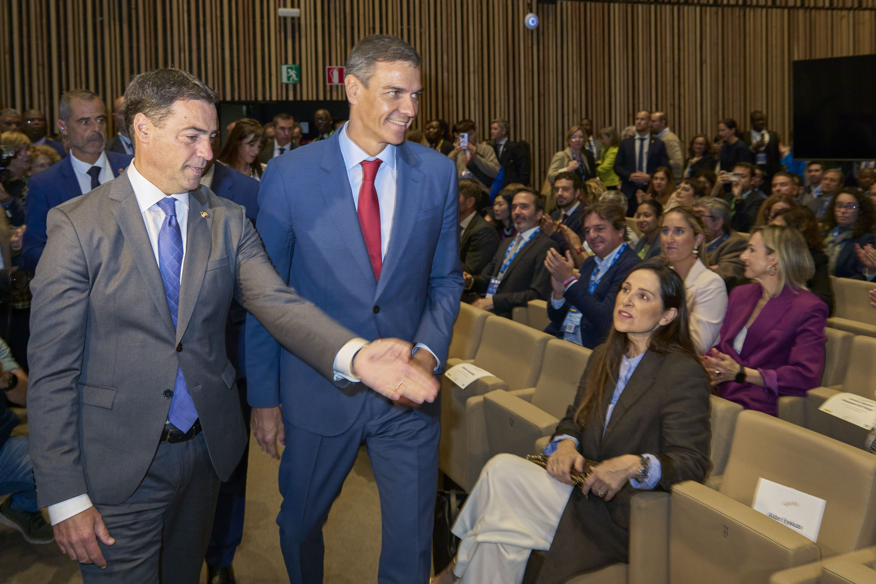 Imanol Pradales Eusko Jaurlaritzako lehendakaria eta Pedro Sanchez Espainiako Gobernuko presidentea, gaur, Gasteizen. ADRIAN RUIZ DE HIERRO / EFE