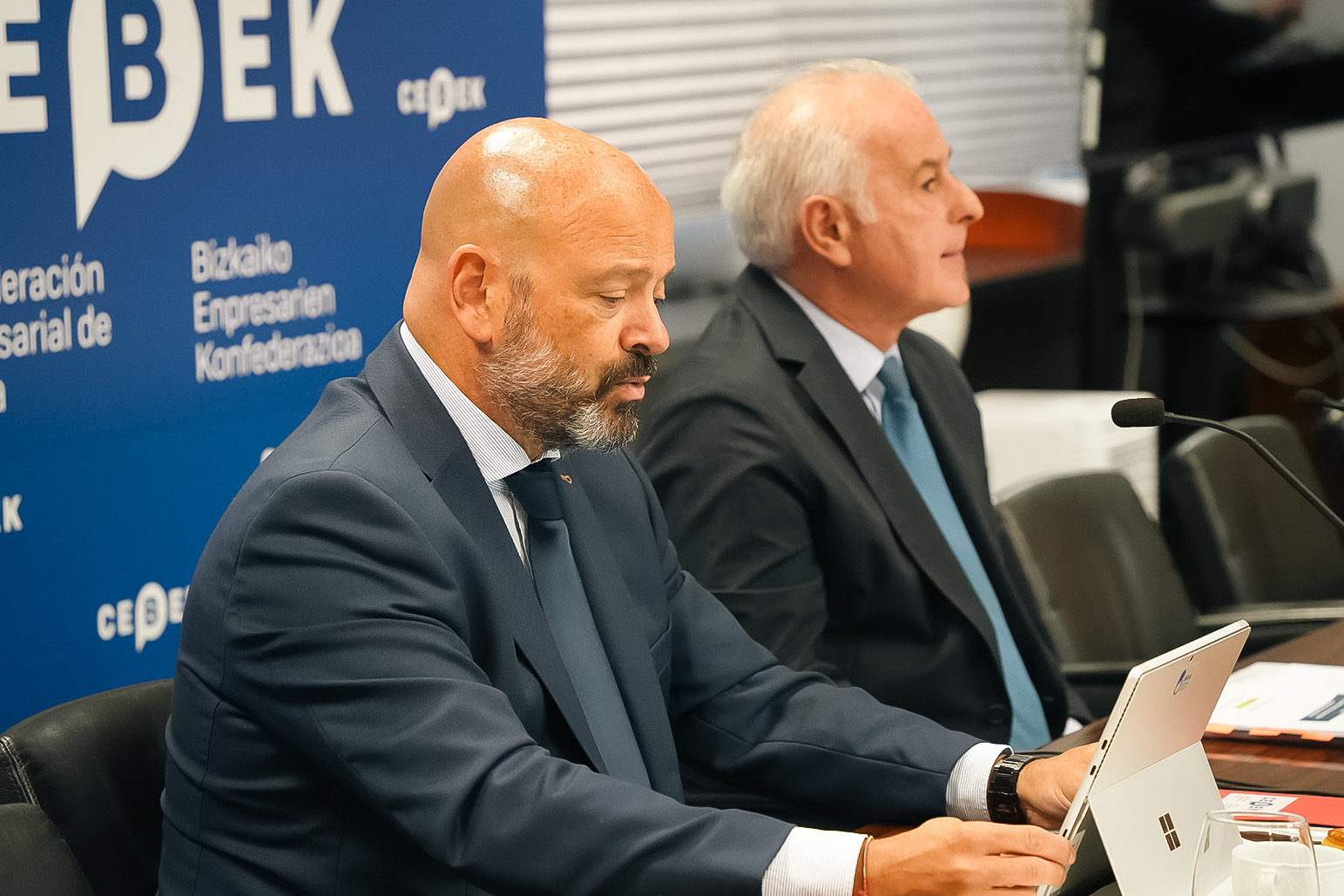 Guillermo Buces Cebek patronaleko presidentea eta Francisco Javier Azpiazu idazkari nagusia, astearte honetan. CEBEK