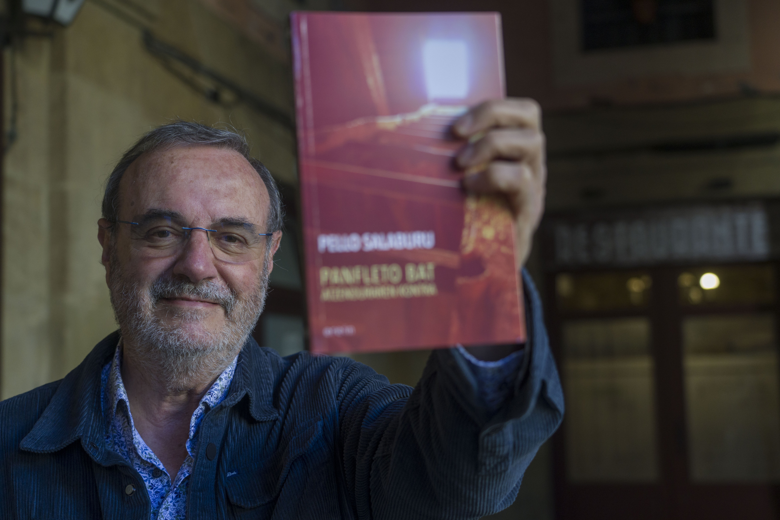 Pello Salaburu 'Panfleto bat atzenduraren kontra' saiakera eskuetan duela, urriaren 7an, Donostian. JON URBE / FOKU