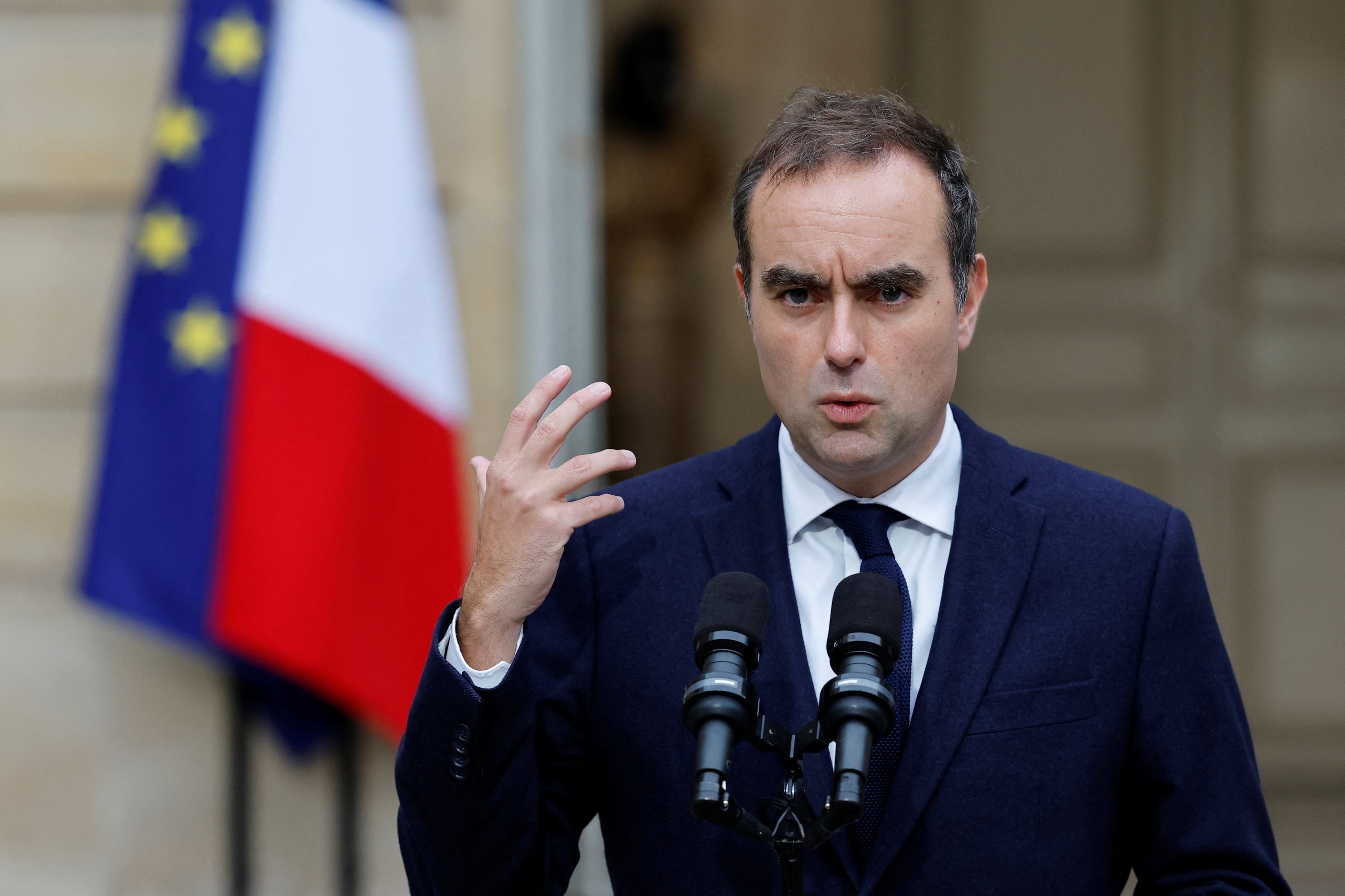 Sebastien Lecornu Frantziako lehen ministroa, gaur, Matignon jauregian egin duen agerraldian. STEPHANIE LECOCQ / EFE