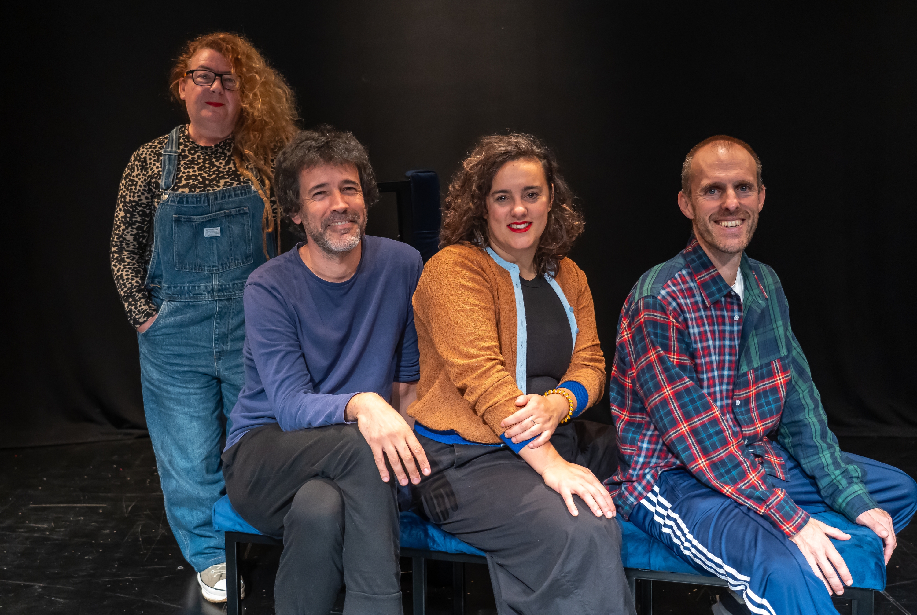 Miren Gojenola, Iñaki Santos, Esti Curiel eta Andoni Mutiloa 'Eros eta Afroditaren aitortzak' komedia musikaleko partaideak, Zumaian. ANDONI CANELLADA / FOKU