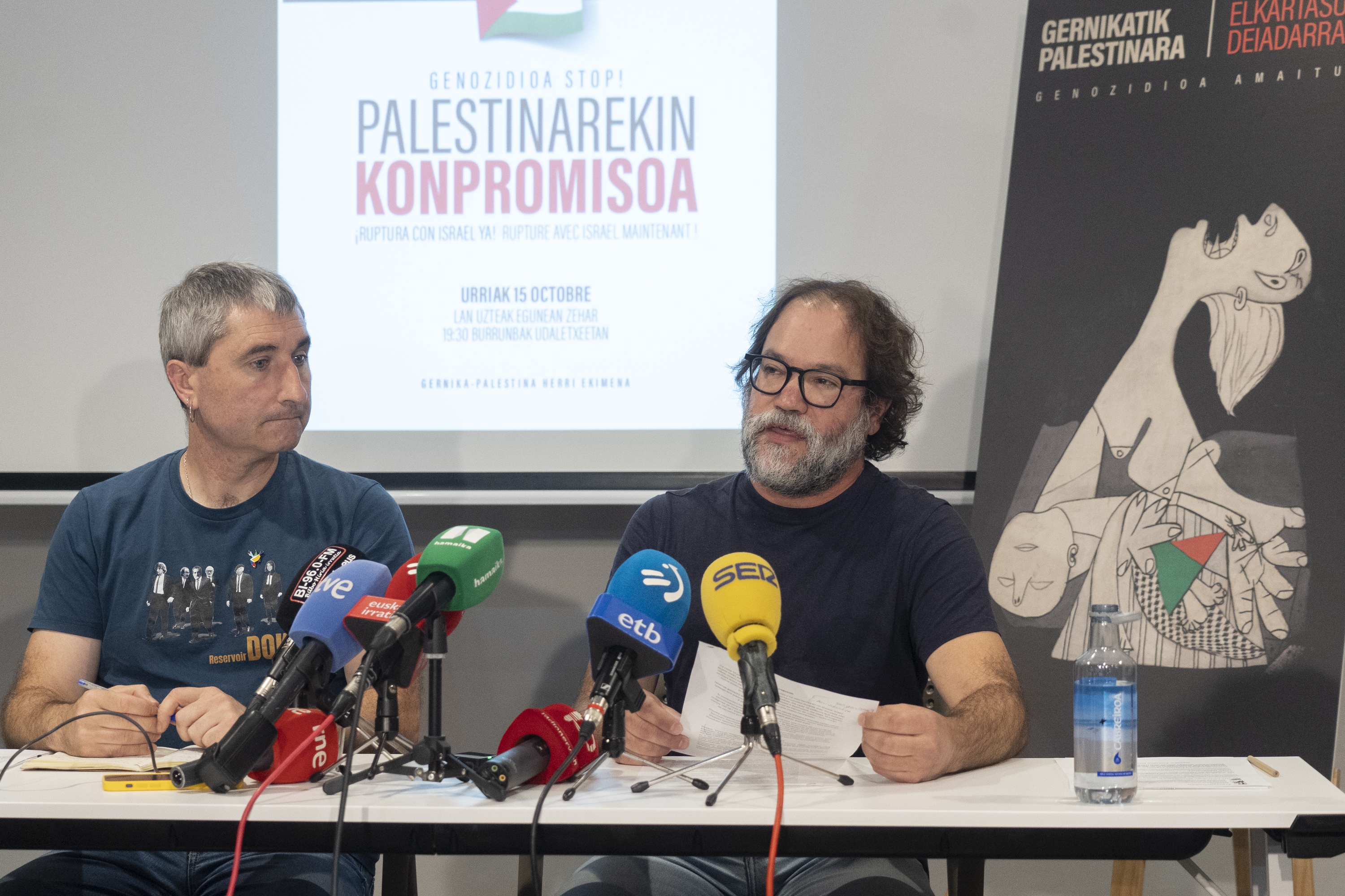 Gernika-Palestina plataformako kideak, gaur Bilbon eginiko agerraldian. MONIKA DEL VALLE / FOKU 