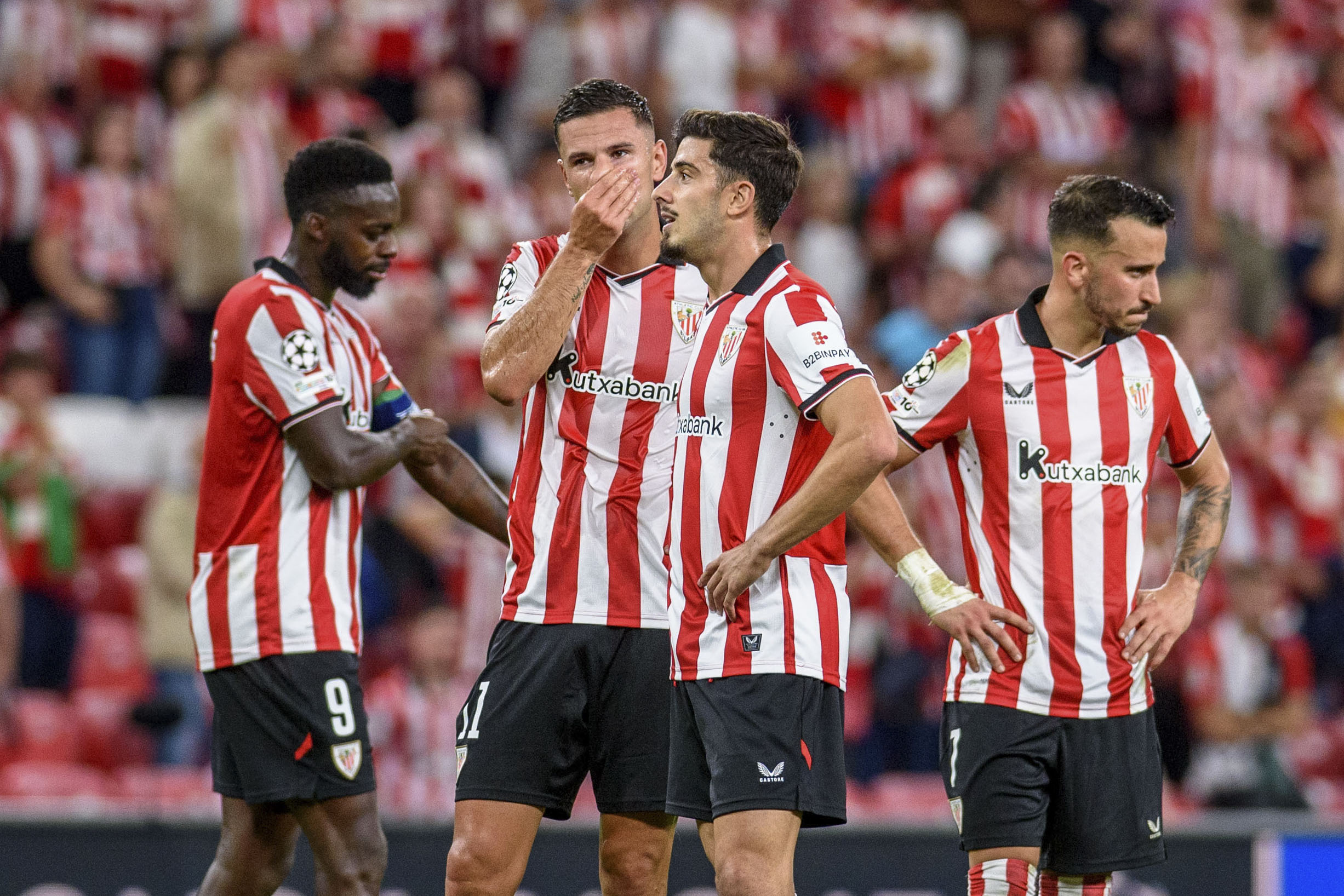 Iñaki Williams, Guruzeta, Nico Serrano eta Berenguer partida batean. Williams eta Berenguer min hartuta daude. JAVIER ZORRILLA / EFE