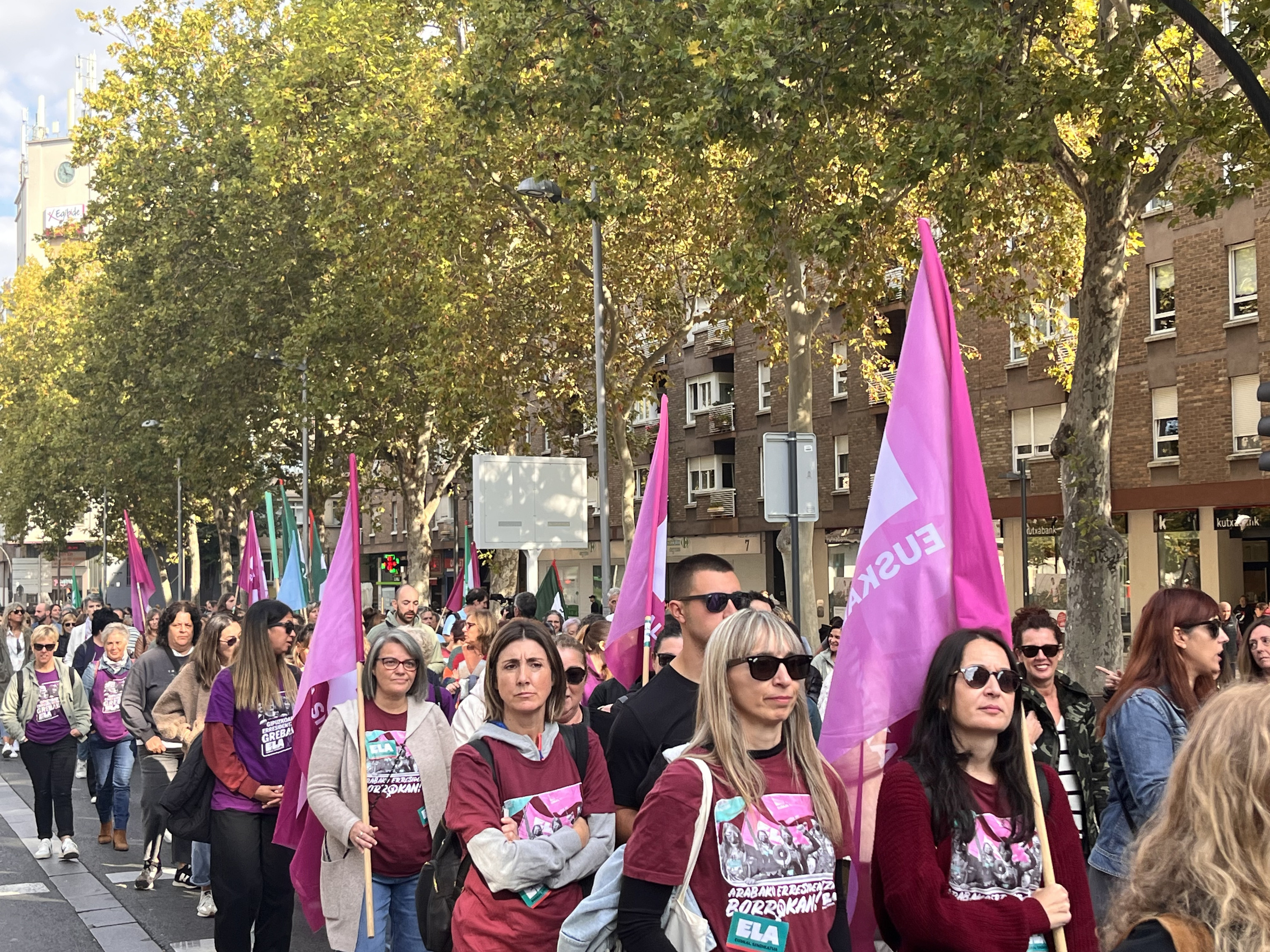 Zaintza sektoreko langileak gaurko manifestazioan, Gasteizen. BERRIA