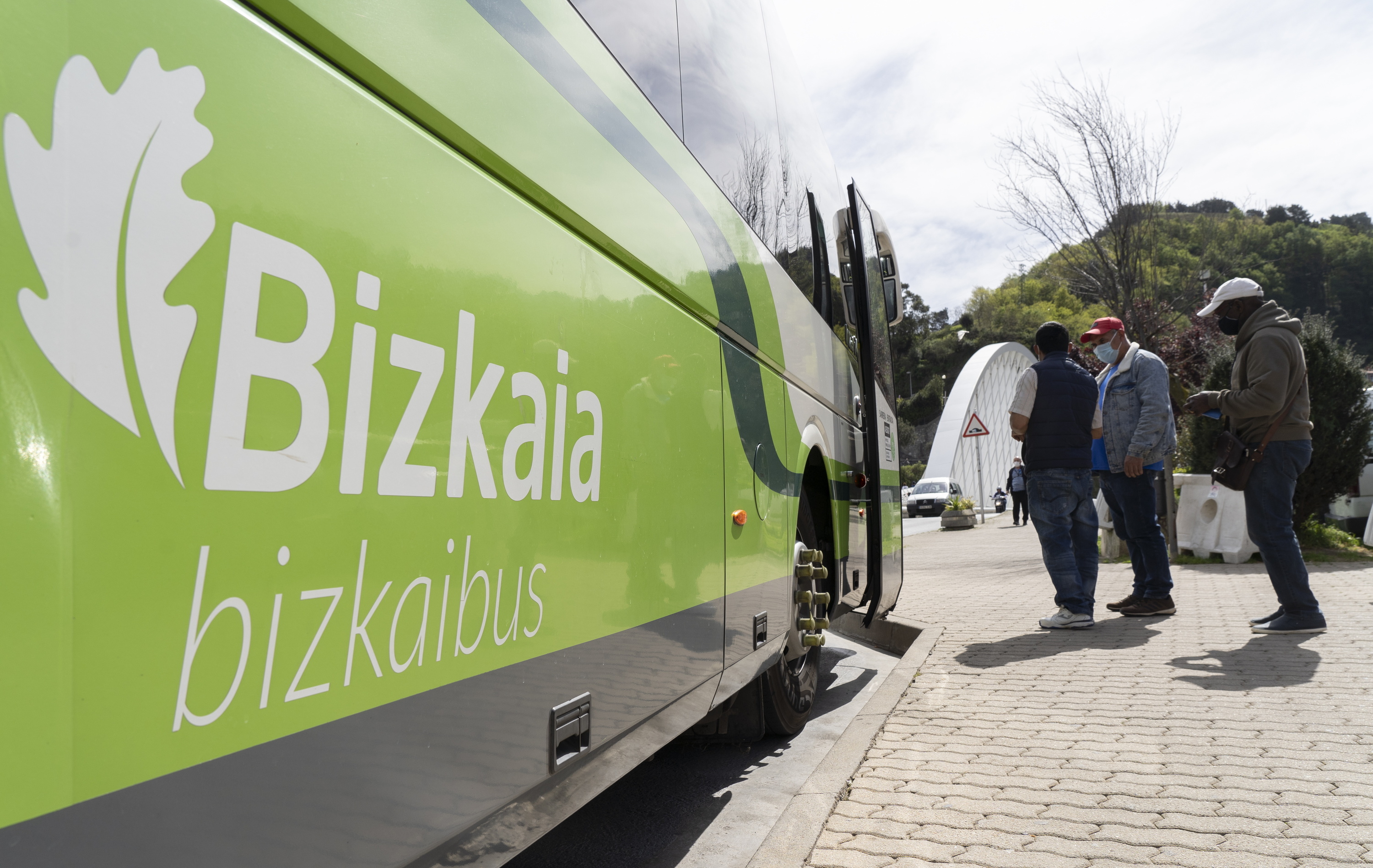 Bidaiari batzuk Bizkaibusen autobus batera igotzen, Ondarroan, artxiboko irudi batean. RAUL BOGAJO / FOKU