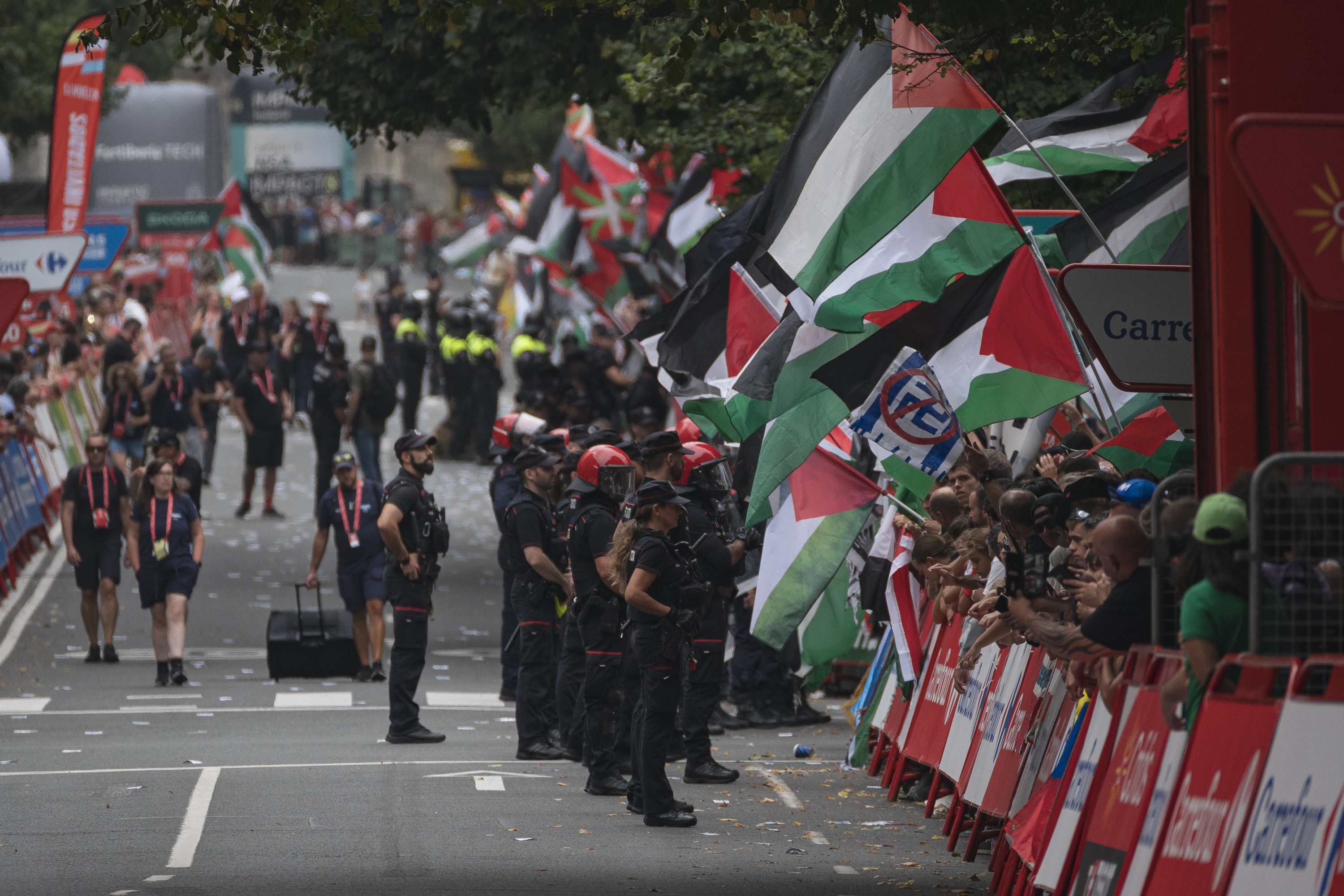 Espainiako Vuelta Bilbotik igaro zenean Israelen aurka egindako protesten irudi bat. ARITZ LOIOLA / FOKU