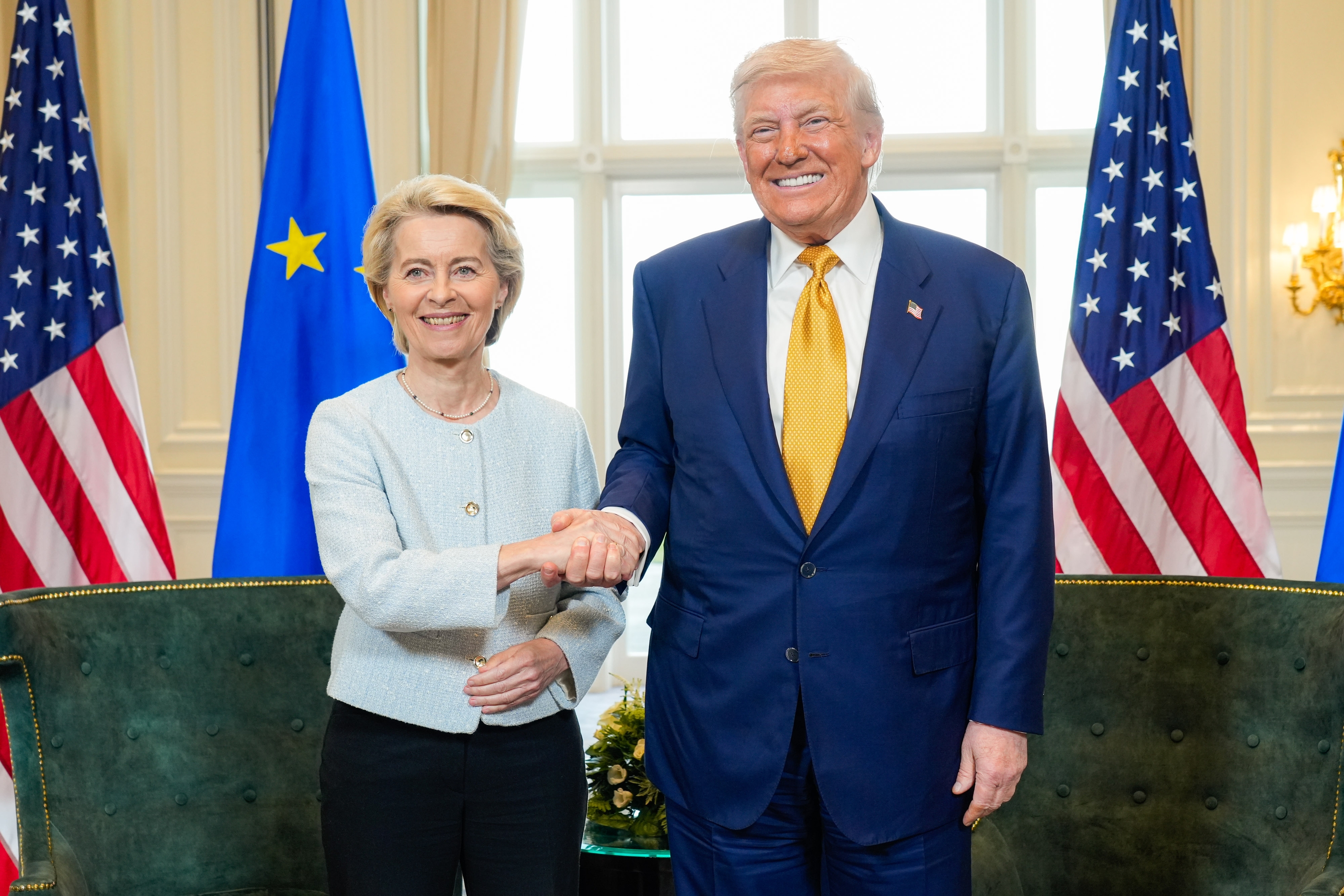 Ursula von der Leyen eta Donald Trump, merkataritza akordioa egin berritan, Eskozian. FRED GUERDIN / EFE