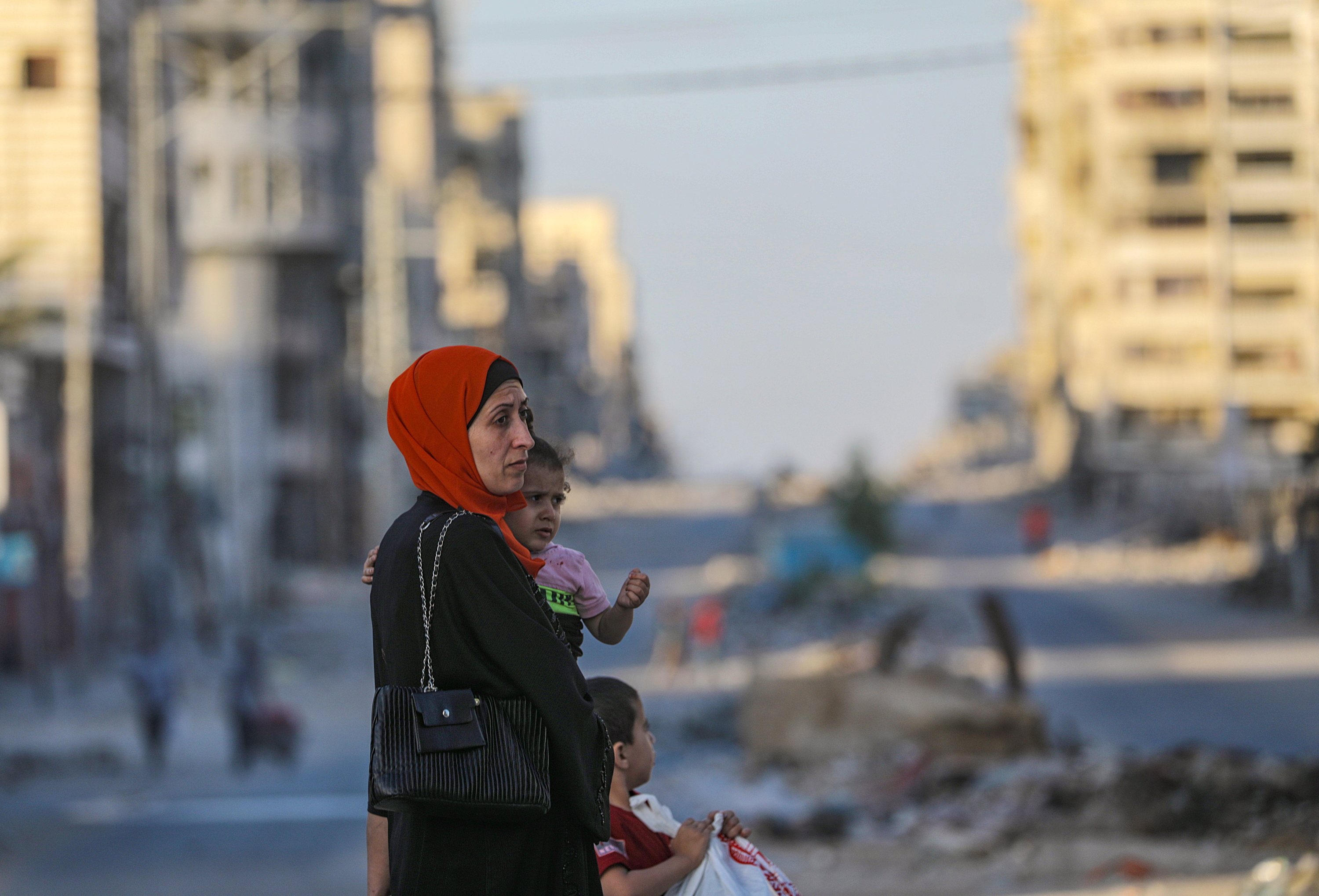 Andre palestinar bat bere haurrekin, Gaza hirian, asteon. MOHAMMED SABER / EFE