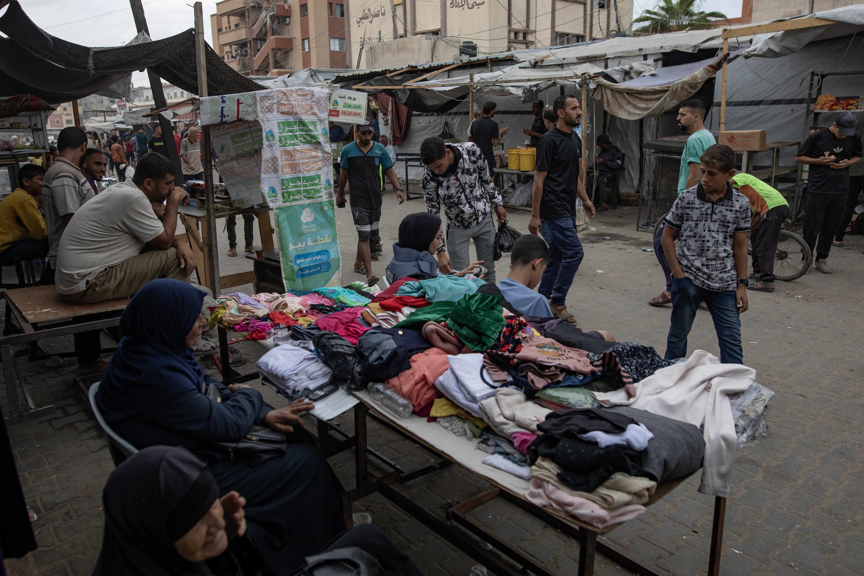 Palestinar batzuk kaleko merkatu batean, Khan Yunis hirian Palestinar batzuk kaleko merkatu batean, Khan Yunis hirian
