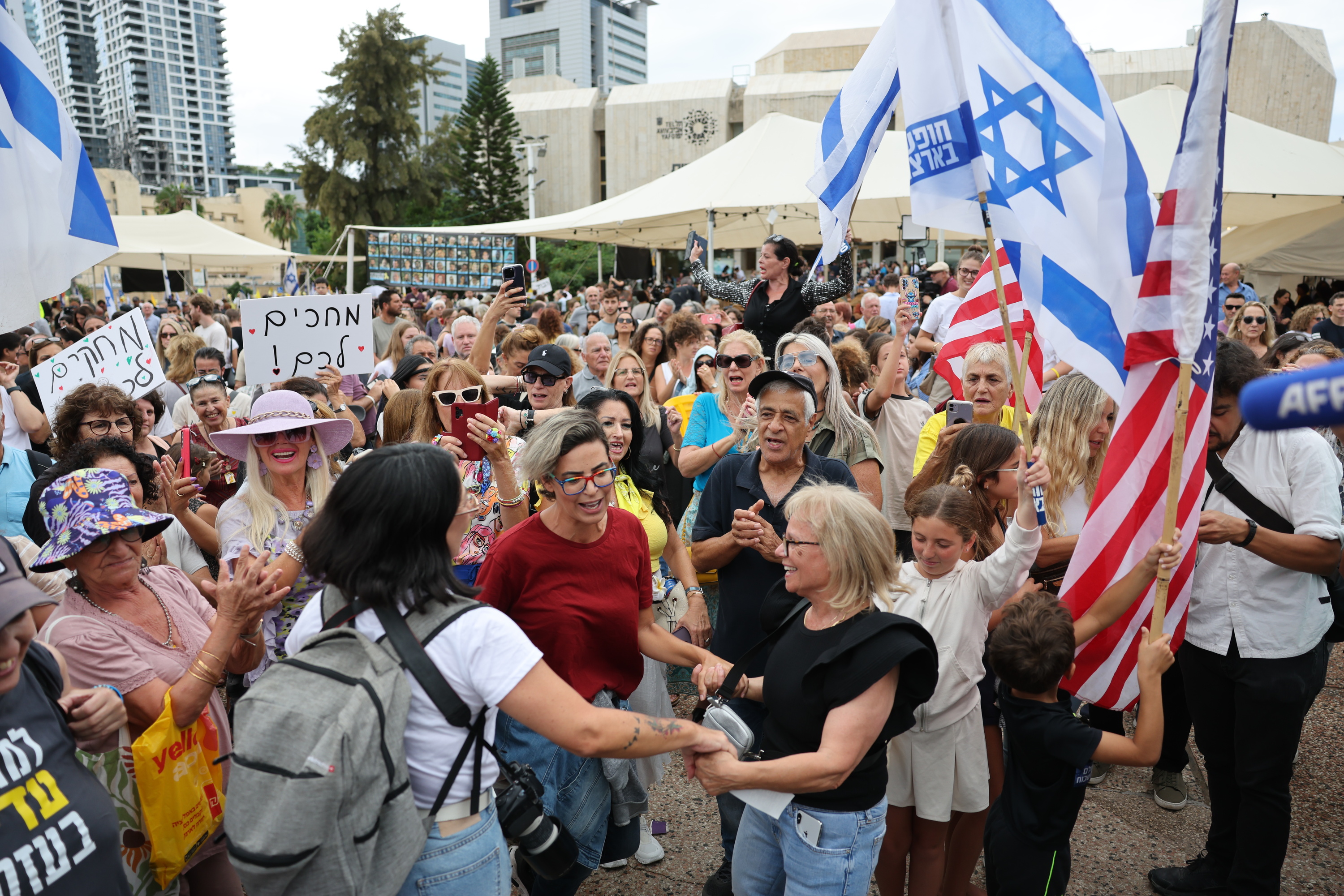 Israeldar batzuk kalera atera dira su etena ospatzera Israeldar batzuk kalera atera dira su etena ospatzera