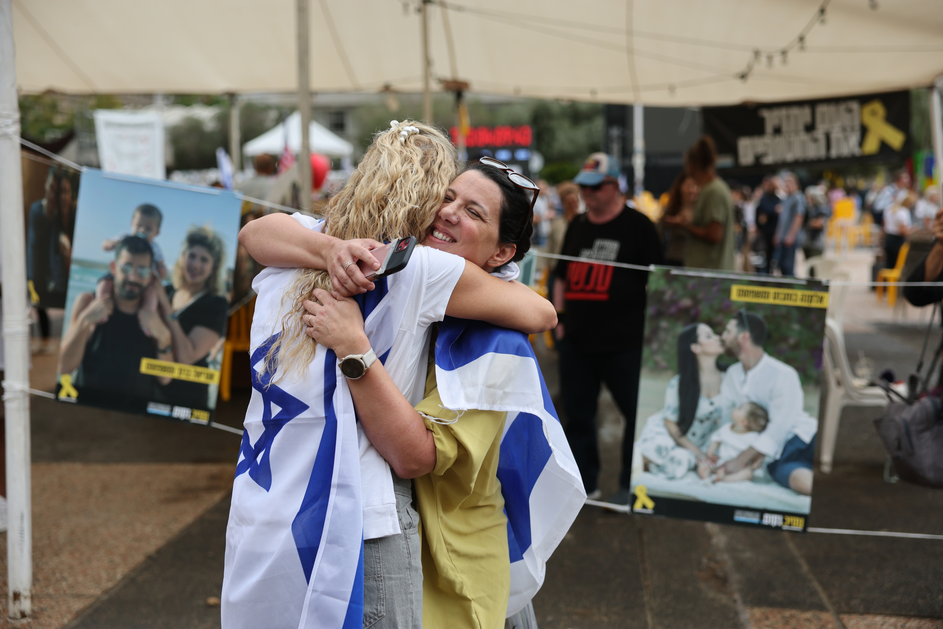 Bi emakume israeldar bake plana ospatzen Bi emakume israeldar bake plana ospatzen