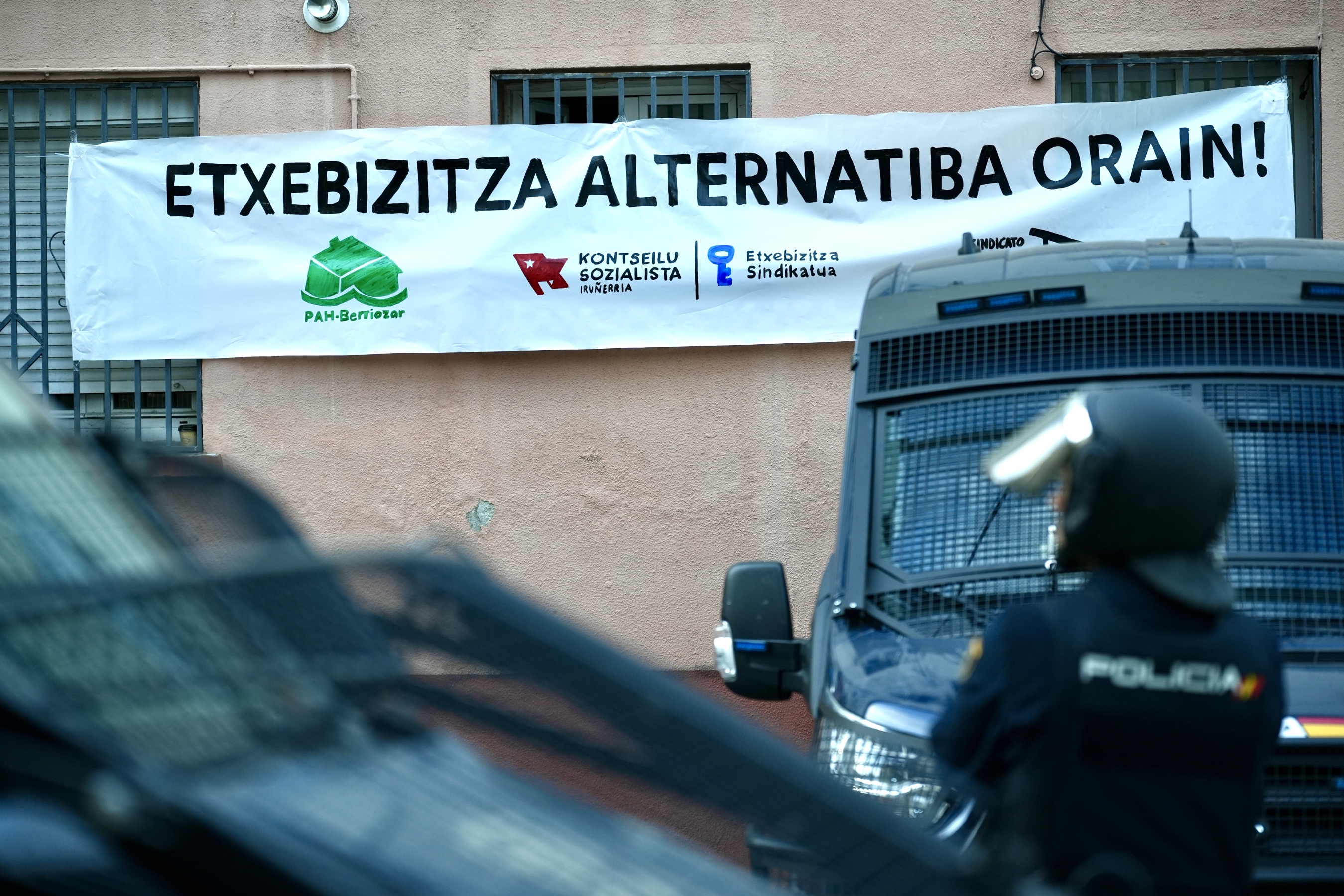 Espainiako Polizia, Burlatako San Frantzisko kalean hustu duten etxebizitzaren aurrean. AITOR KARASATORRE / FOKU