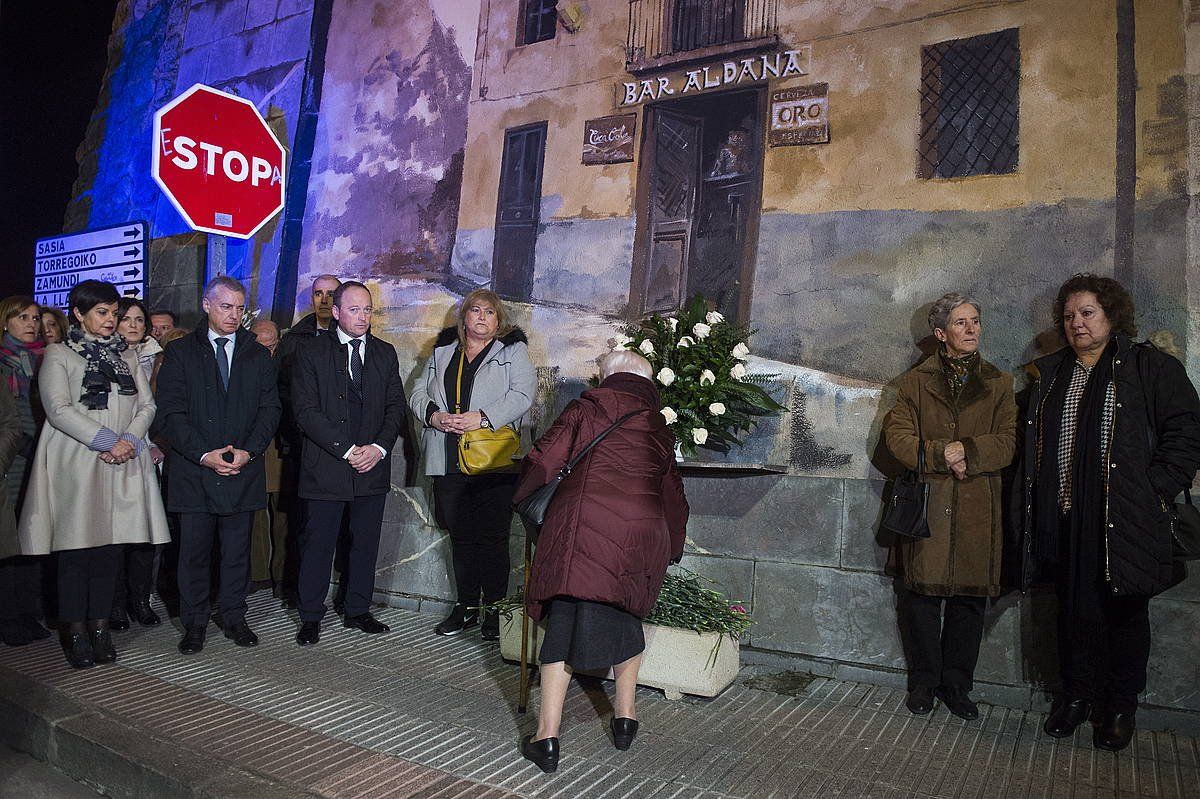 Urkullu lehendakaria eta Urbieta alkatea, biktimetako batzuen senideekin. MONIKA DEL VALLE / FOKU