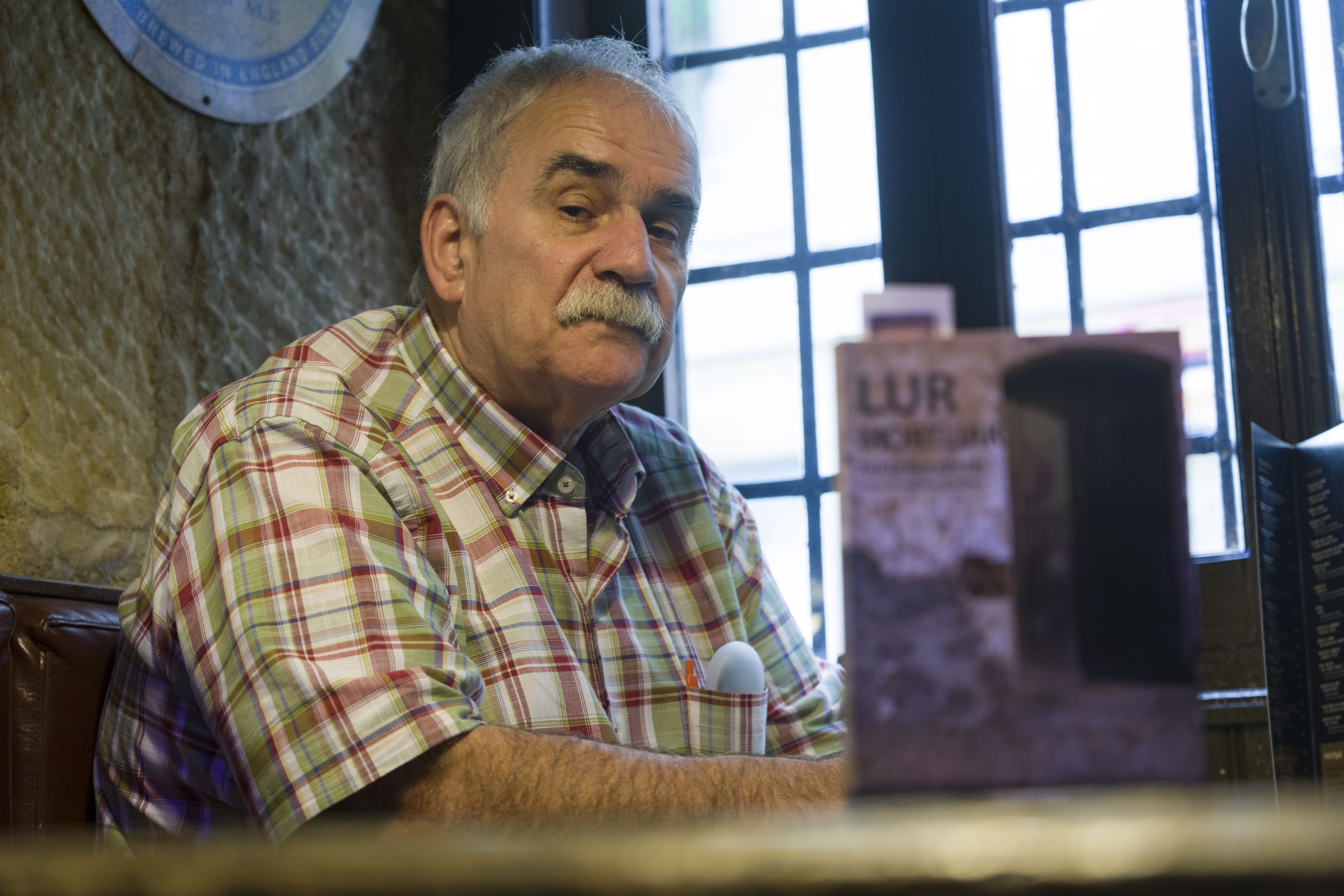Joxan Elosegi itzultzailea, liburuaren aurkezpenaren egunean, Donostian. JON URBE / FOKU