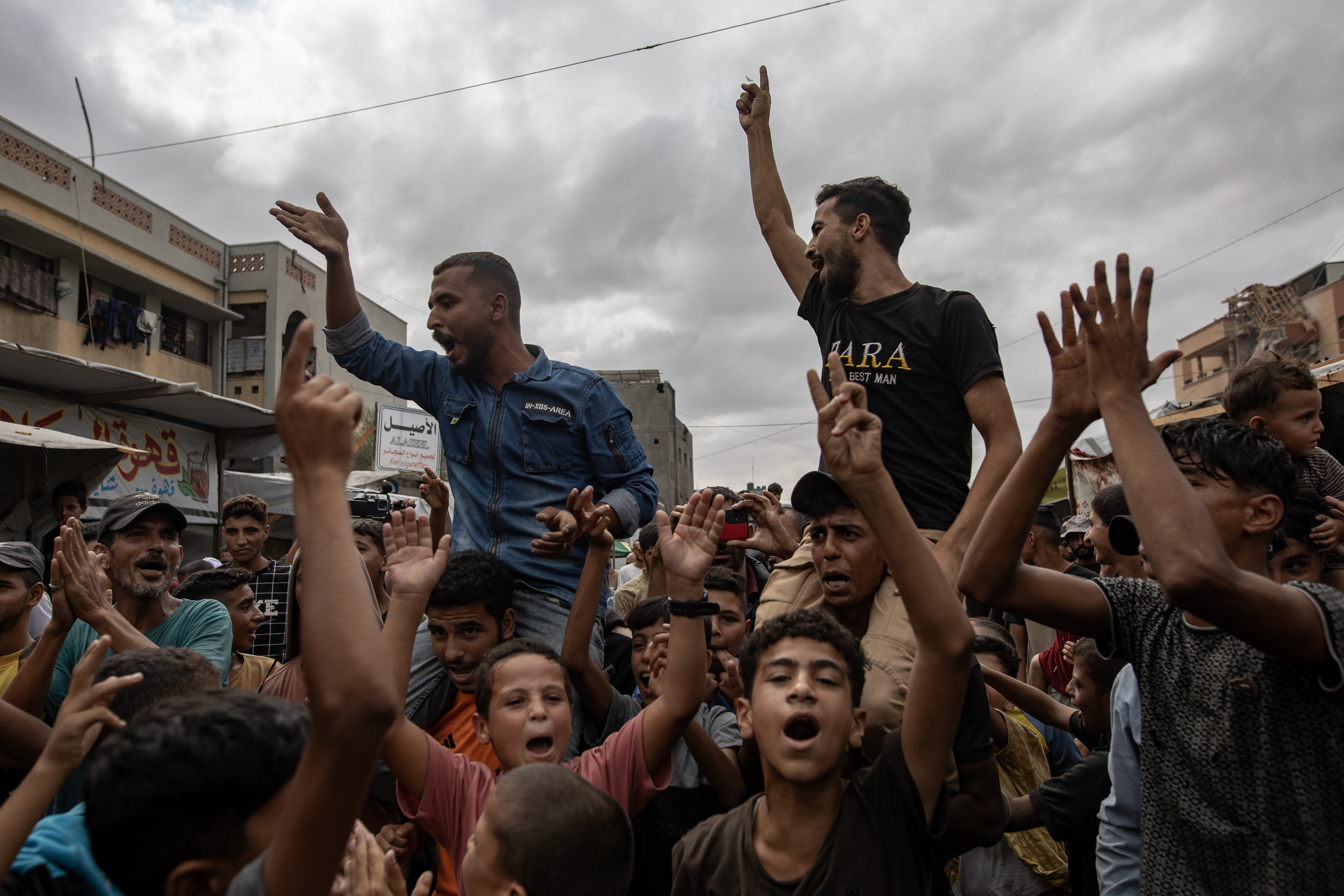 Palestinarrak Israelen eta Hamasen arteko akordioa ospatzen, gaur, Khan Yunis hirian. HAITHAM IMAD / EFE
